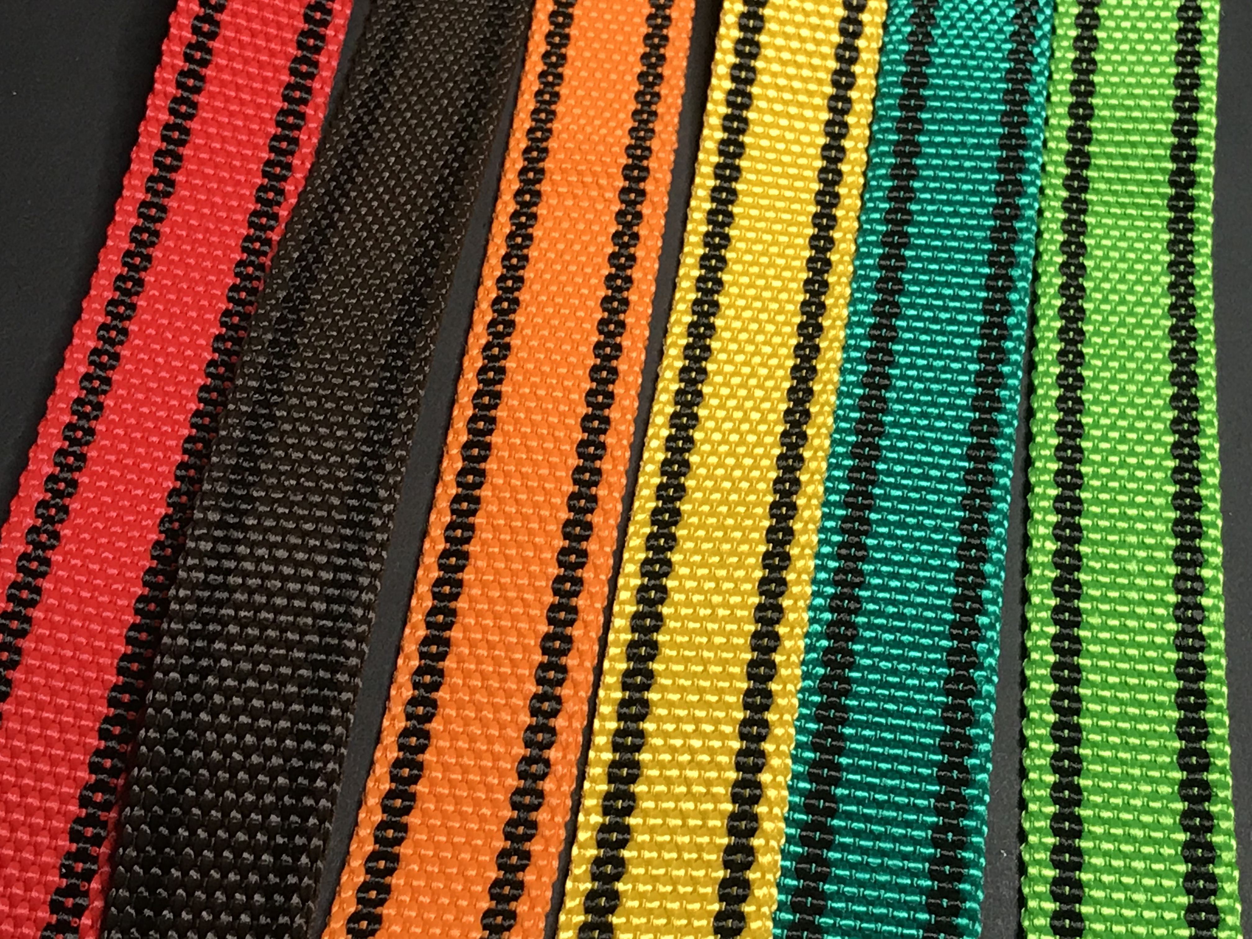 Palkar vodítko z popruhu pre psov 150 cm x 25 mm oranžová s páskami