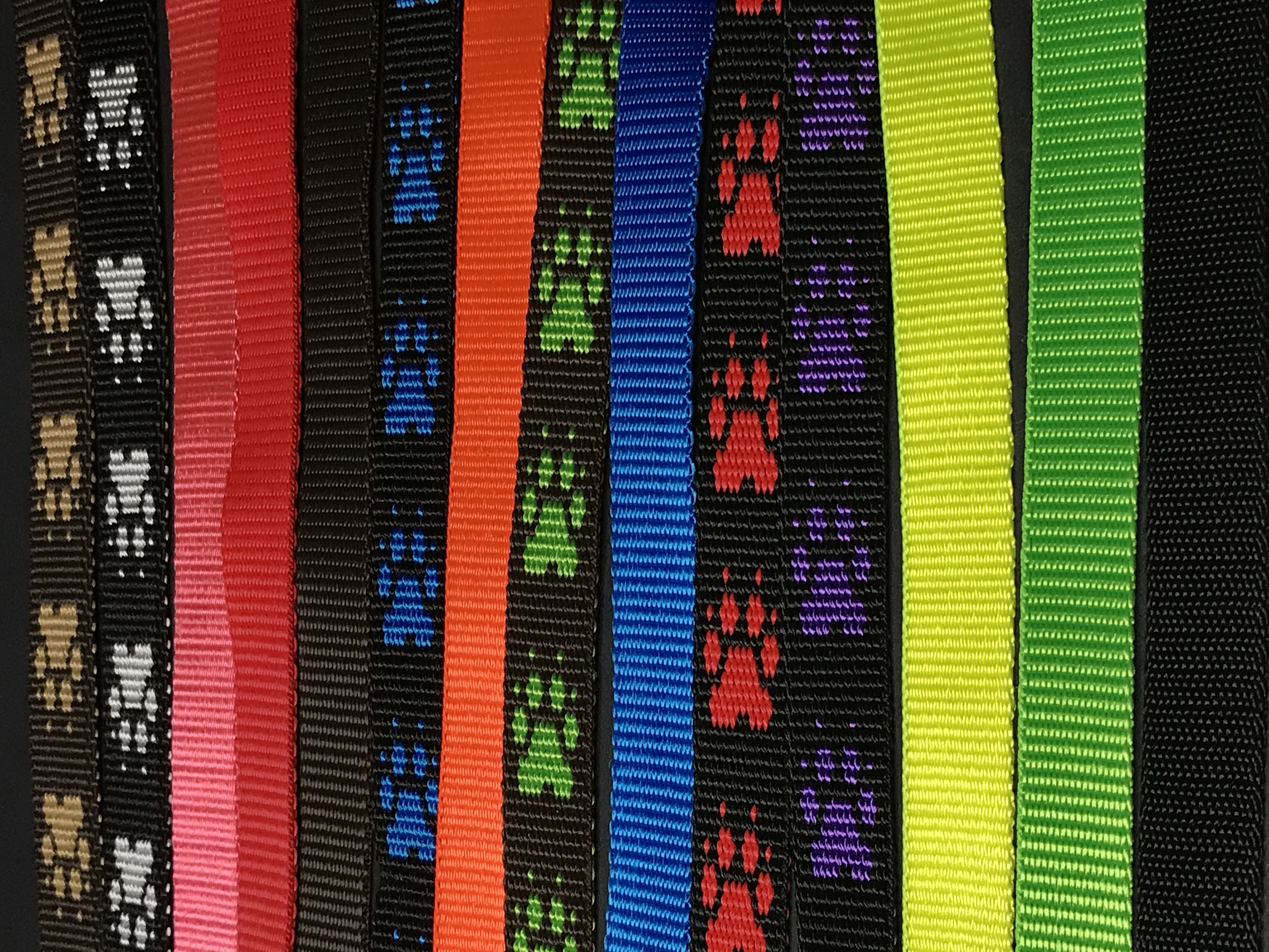 Palkar vodítko prepínacie z popruhu pre psov 250 cm x 16 mm čierno-červená s labkami