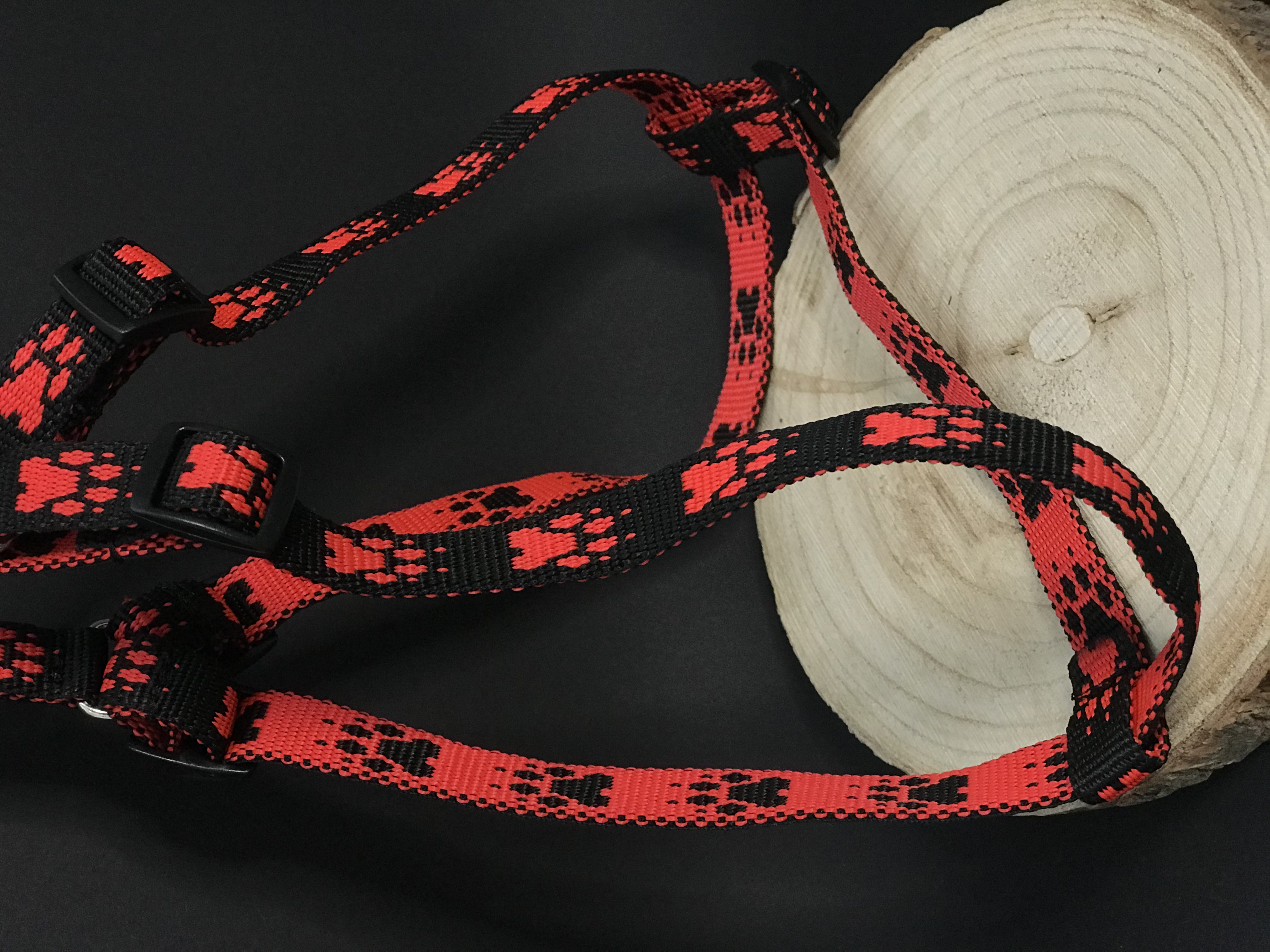 Palkar motýlik postroj pre psov 44 cm - 62 cm veľ. 2 čierno-červená s labkami