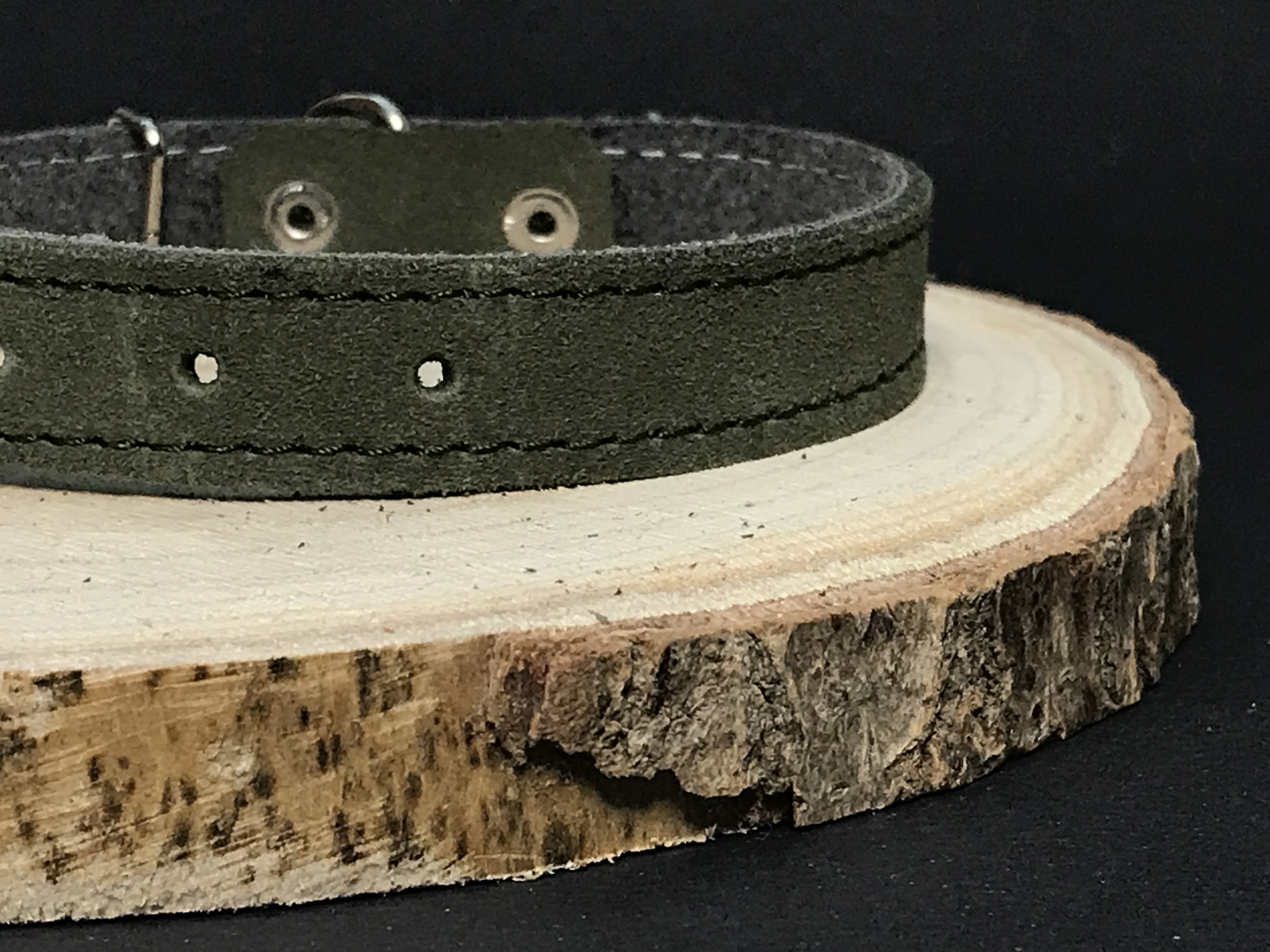 Palkar obojok z velúrovej kože pre psov 30 cm x 16 mm vojenská