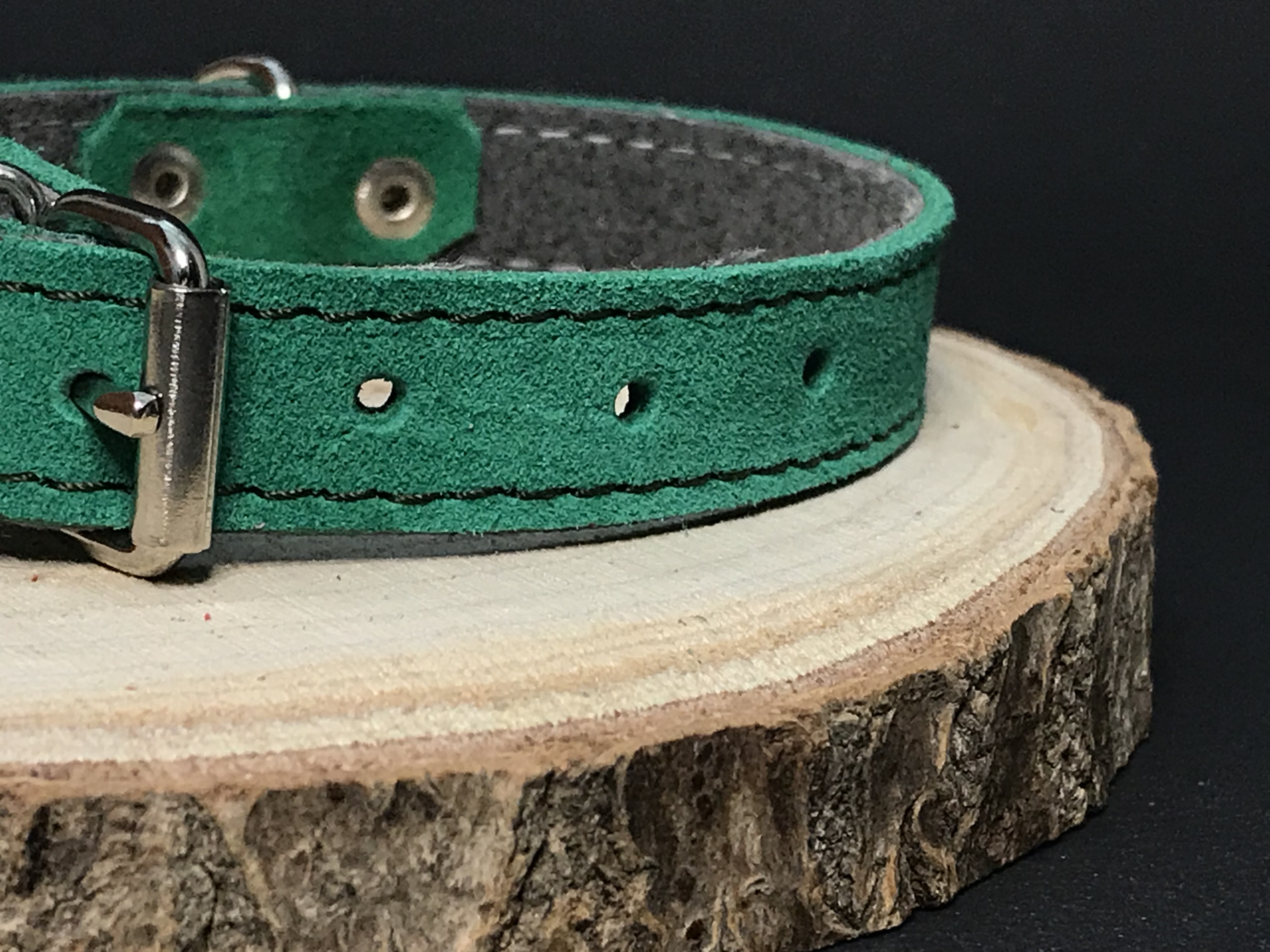 Palkar obojok z velúrovej kože pre psov 30 cm x 16 mm zelená