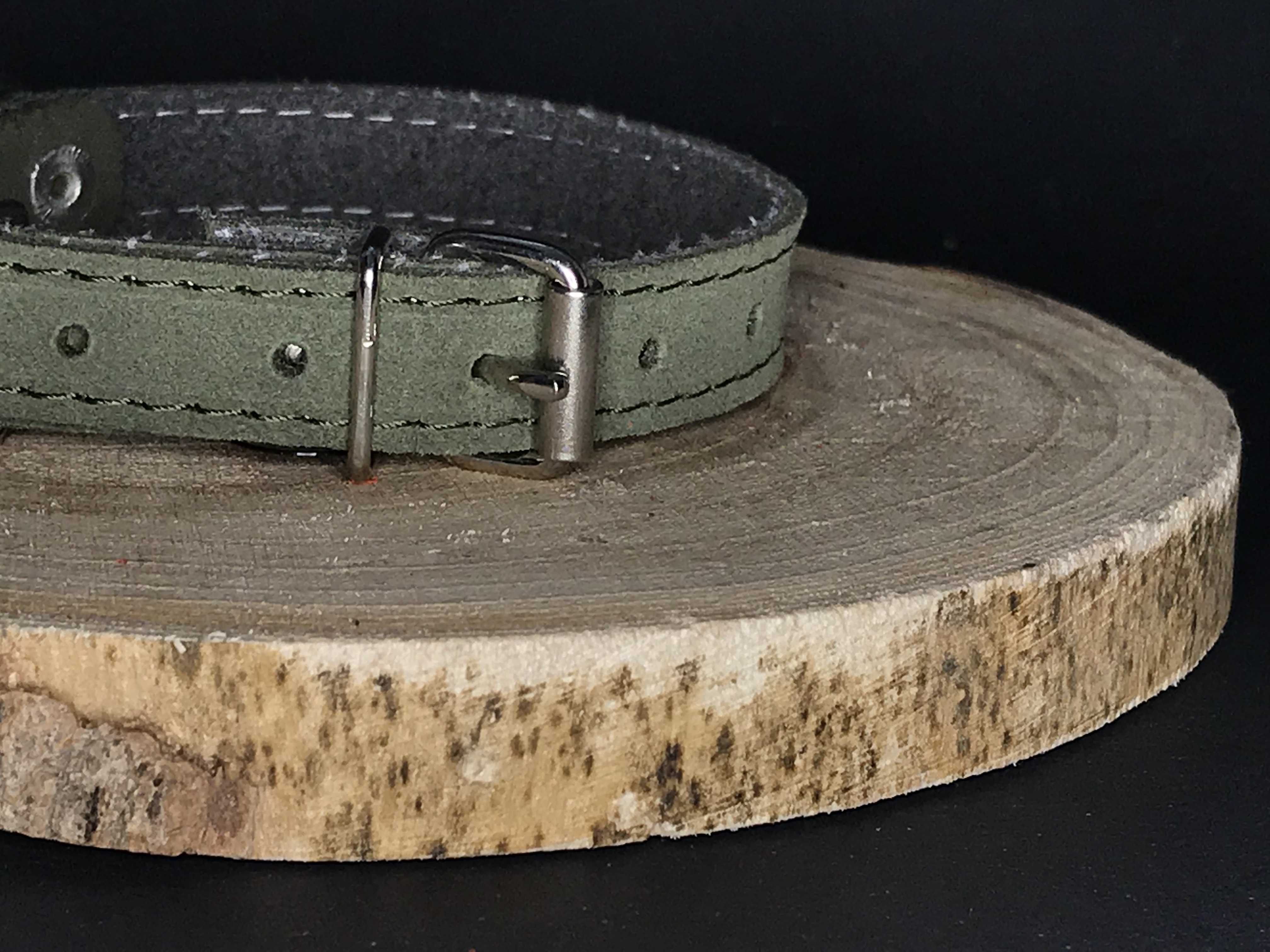 Palkar obojok z velúrovej kože pre psov 35 cm x 16 mm vojenská