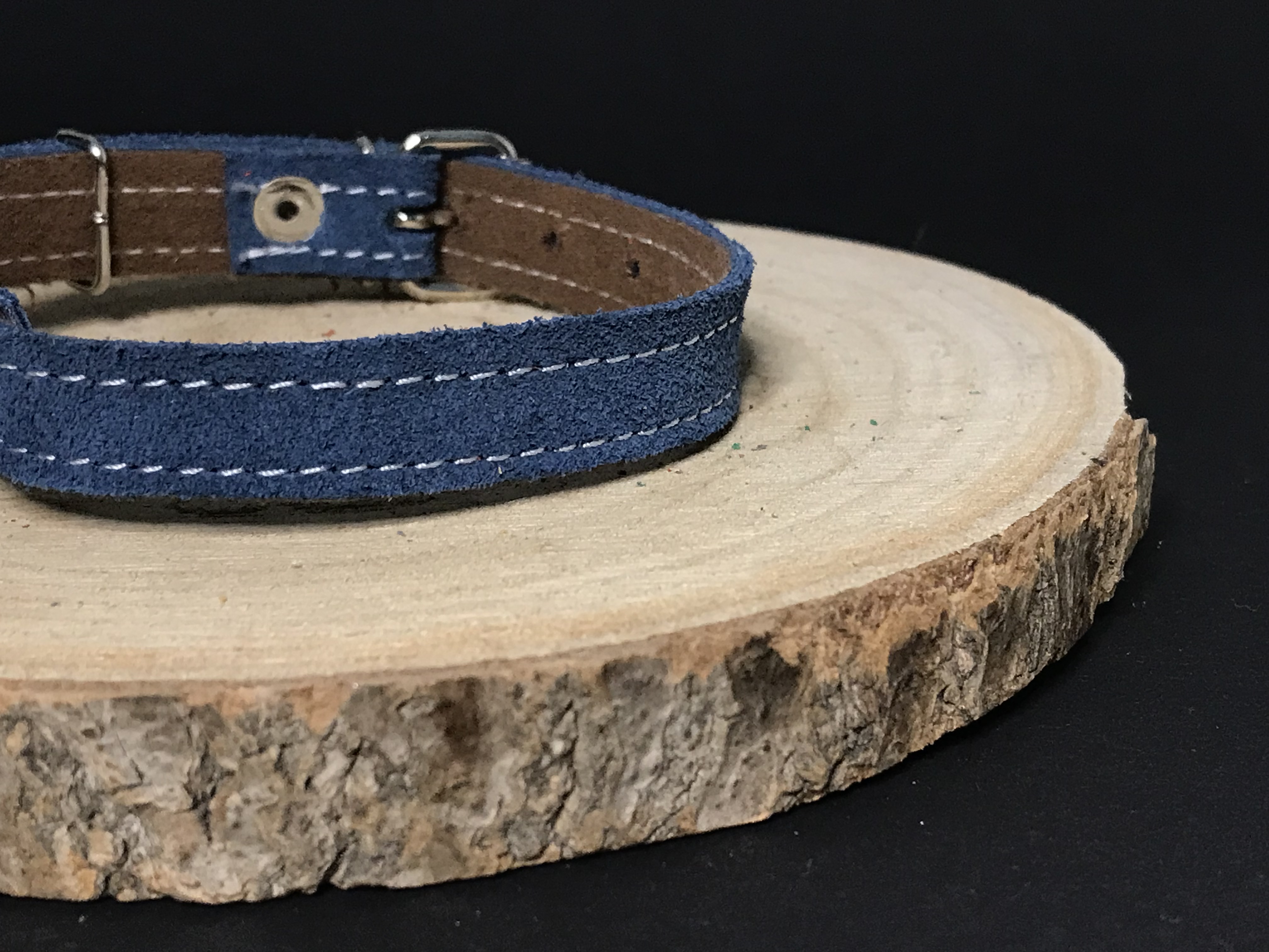 Palkar obojok z velúrovej kože pre psov 35 cm x 16 mm modrá