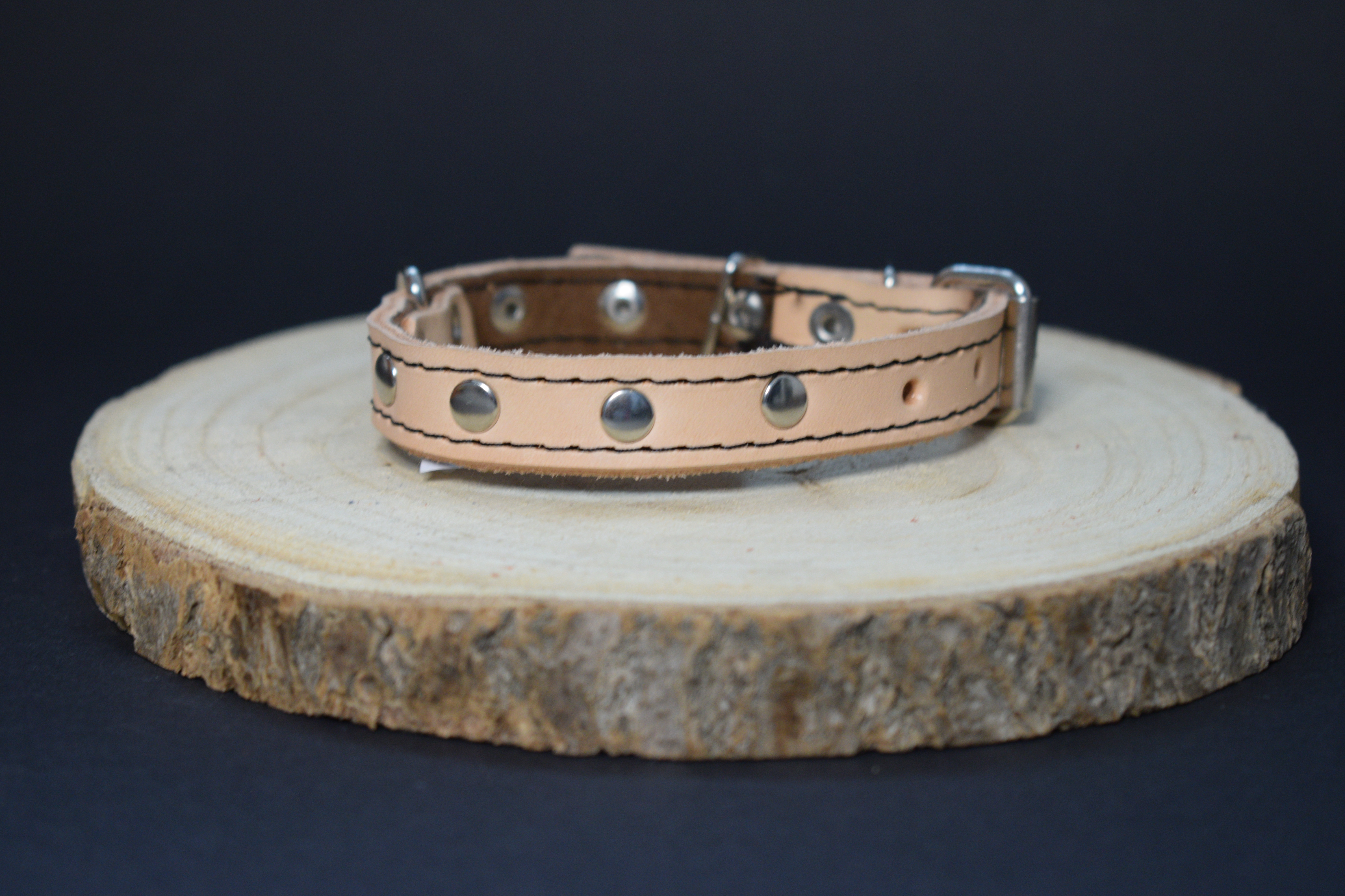 Palkar zdobený obojok z kože hladenice pre psov 30 cm x 14 mm prírodný