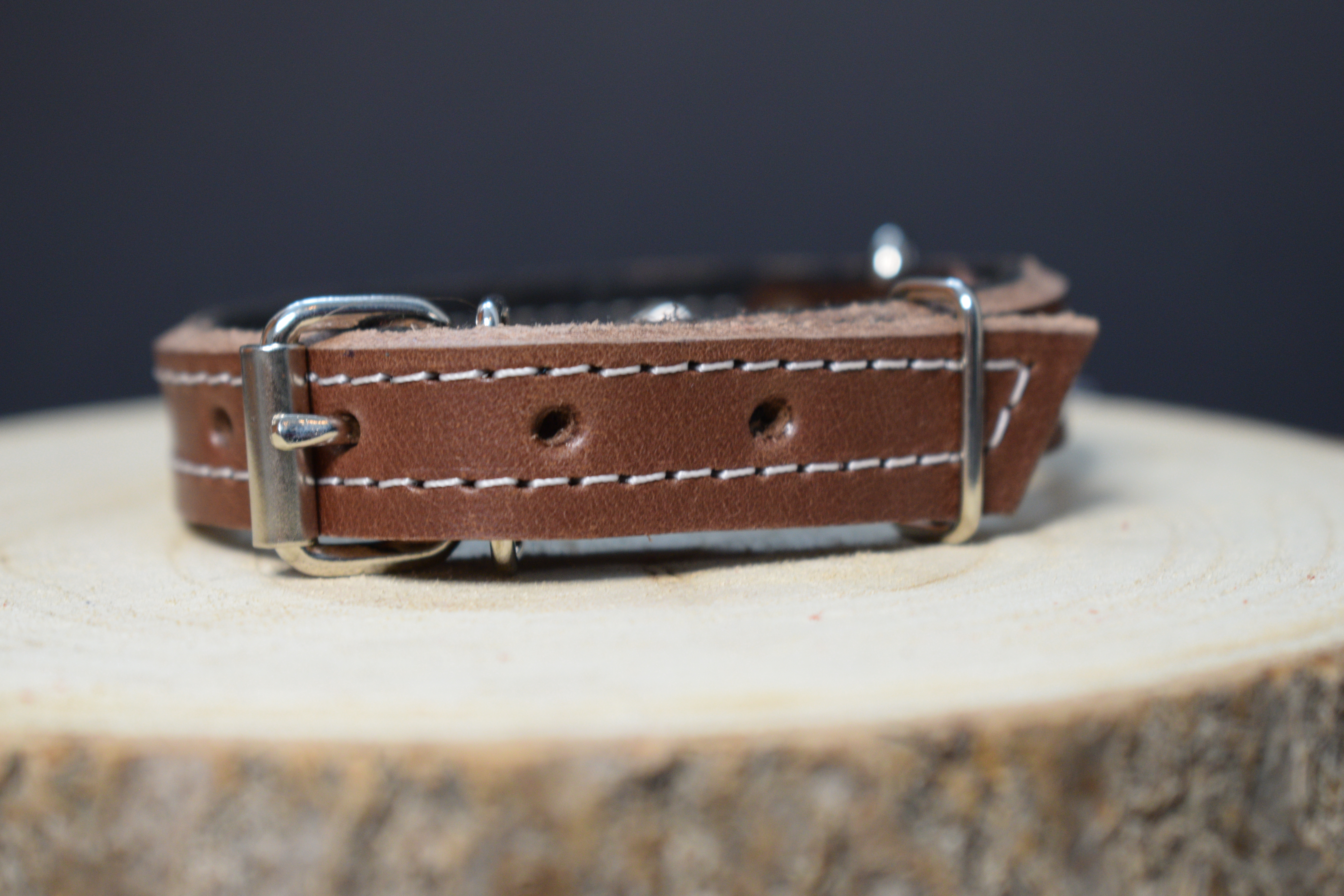 Palkar zdobený obojok z kože hladenice pre psov 30 cm x 14 mm hnedá