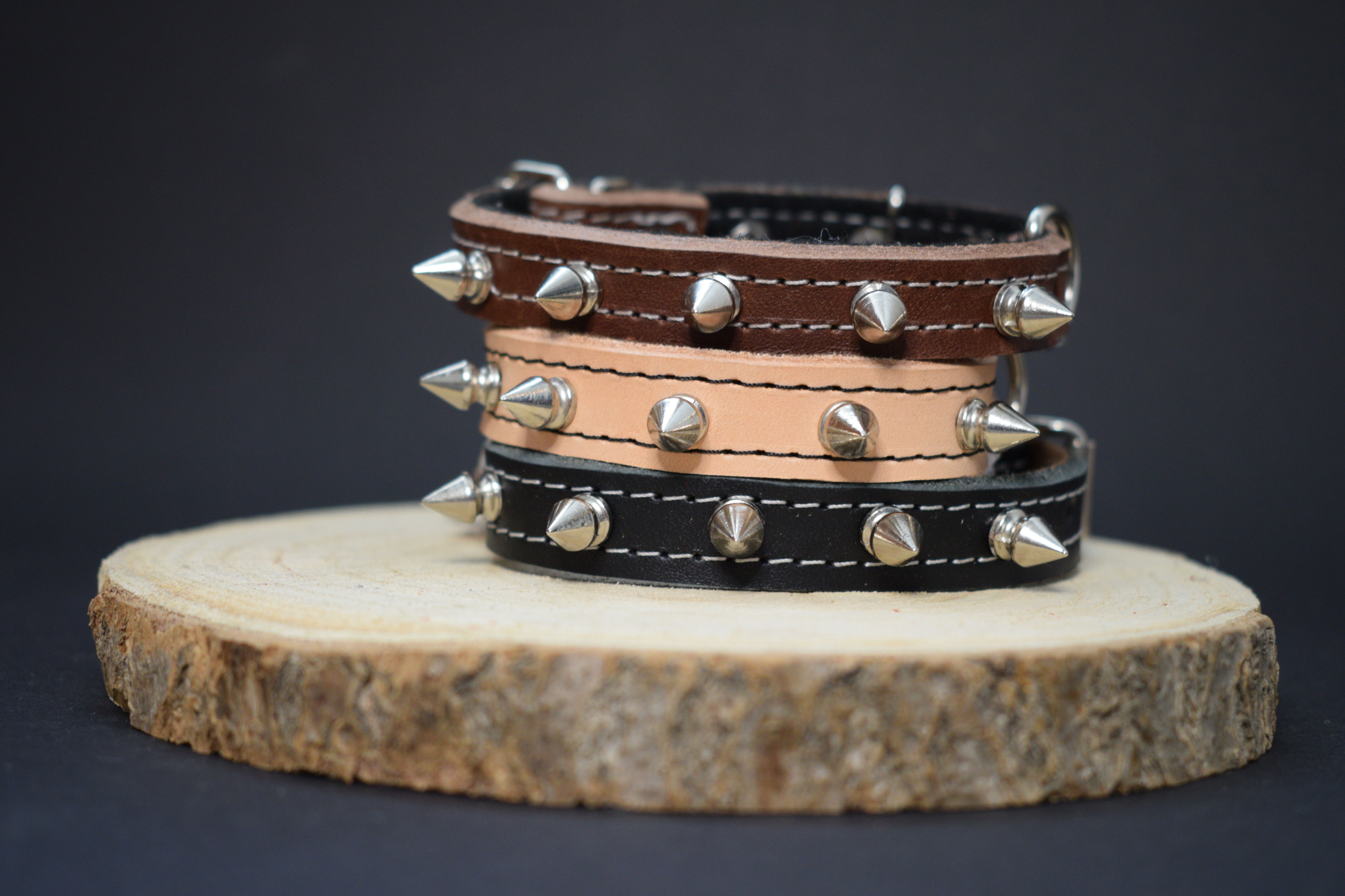 Palkar obojok z kože hladenice pre psov zdobený hrotmi 30 cm x 14 mm čierny