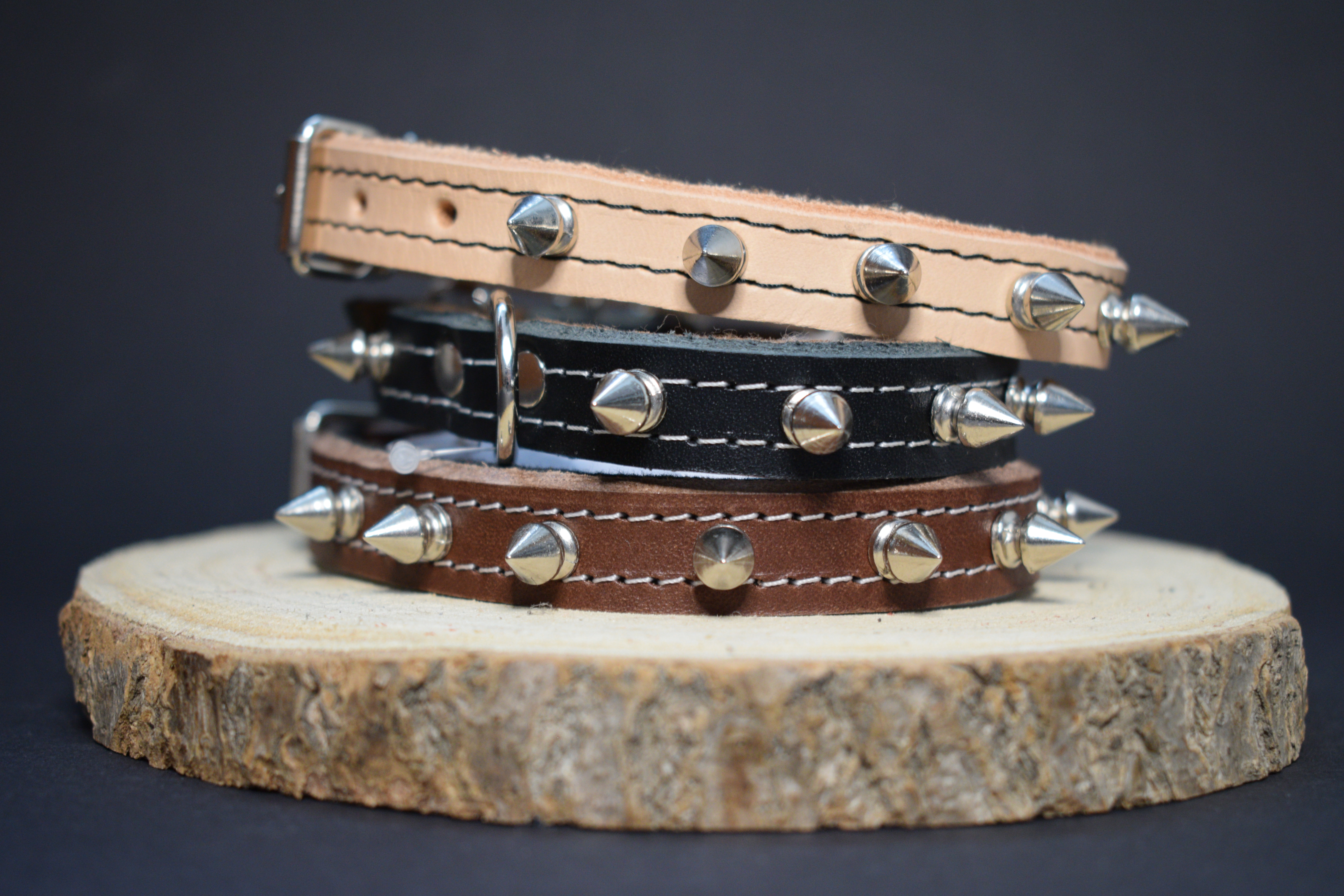 Palkar obojok z kože hladenice pre psov zdobený hrotmi 35 cm x 14 mm hnedý
