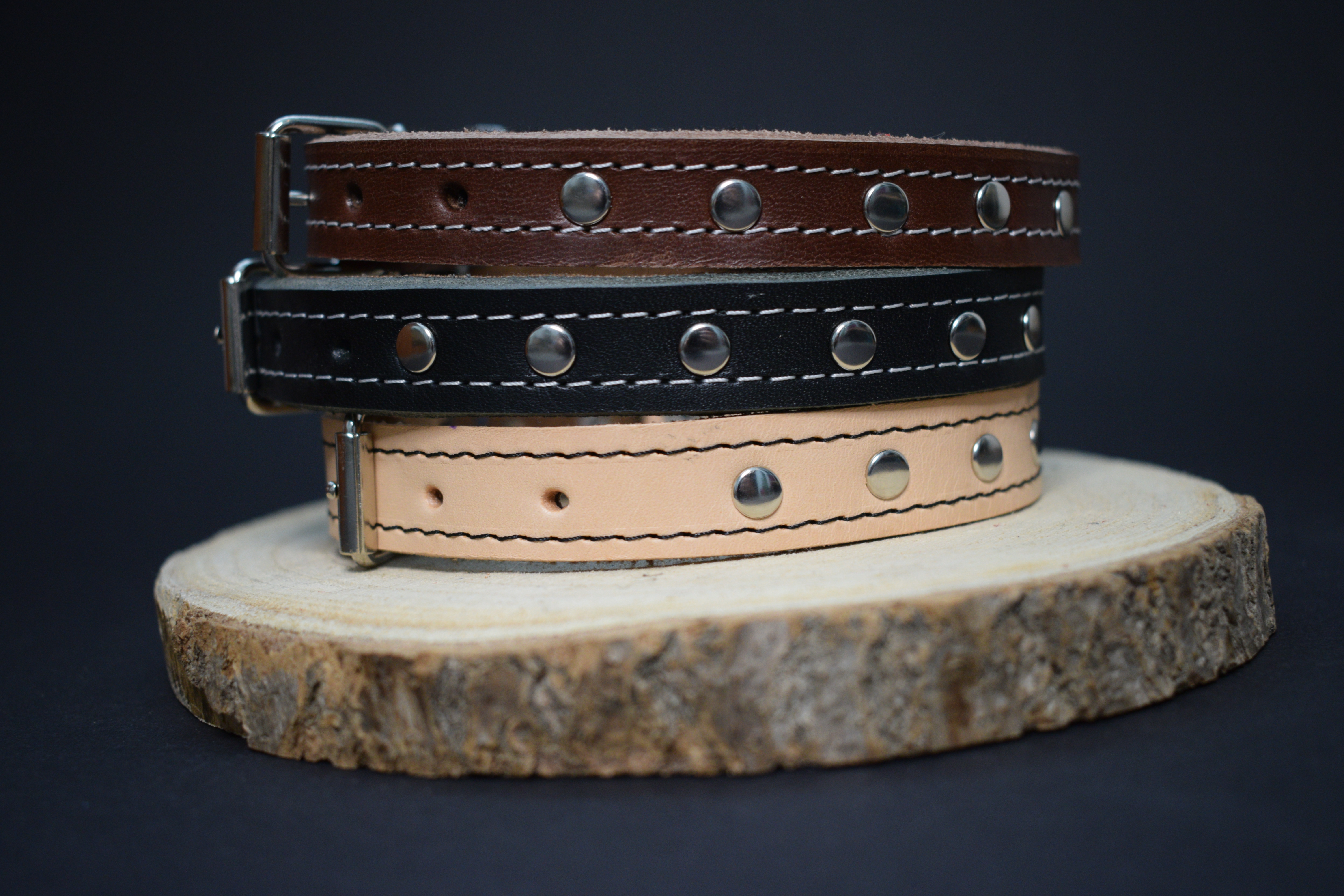 Palkar zdobený obojok z kože hladenice pre psov 40 cm x 18 mm prírodný