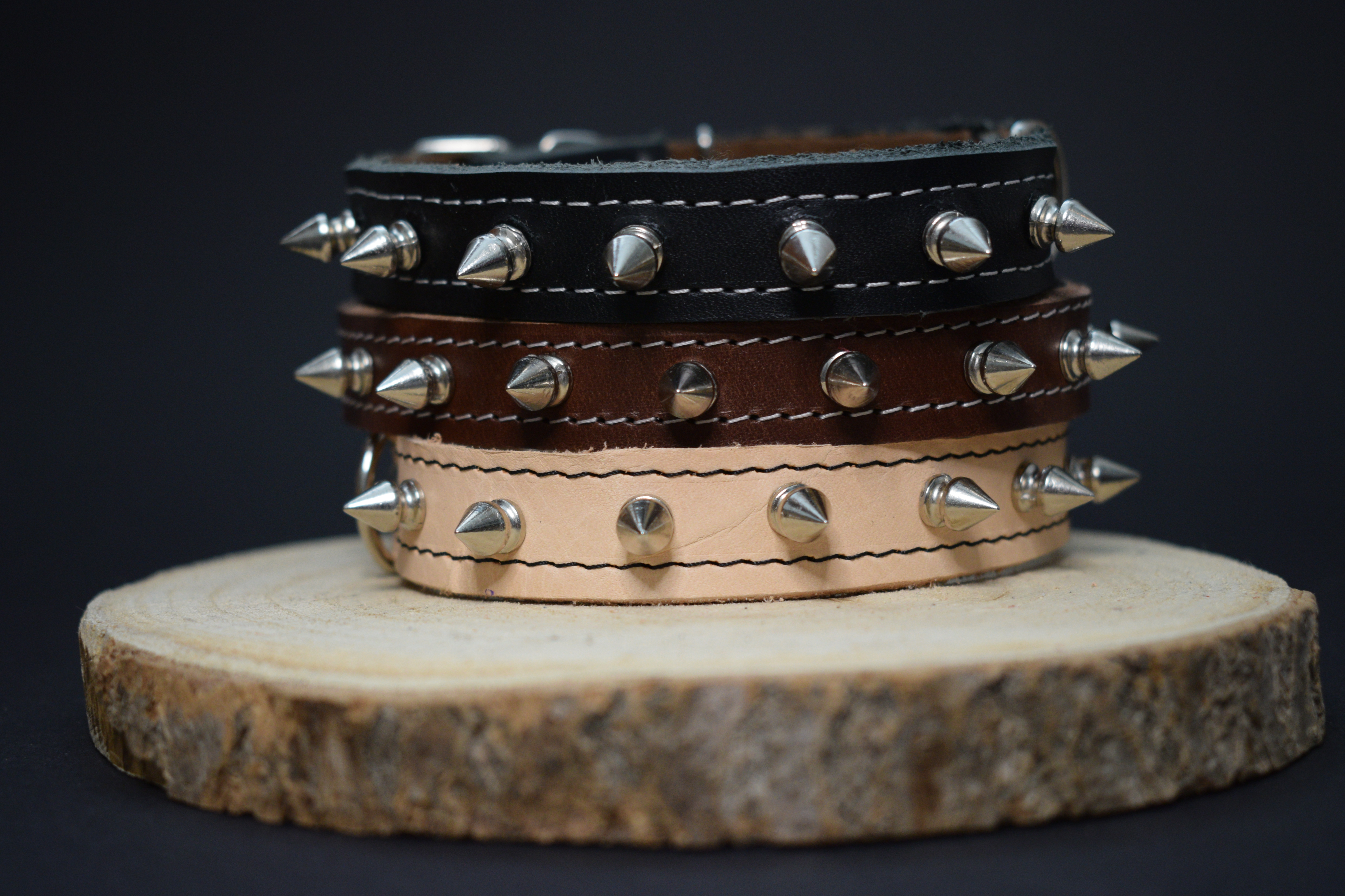 Palkar obojok z kože hladenice pre psov zdobený hrotmi 40 cm x 18 mm čierny