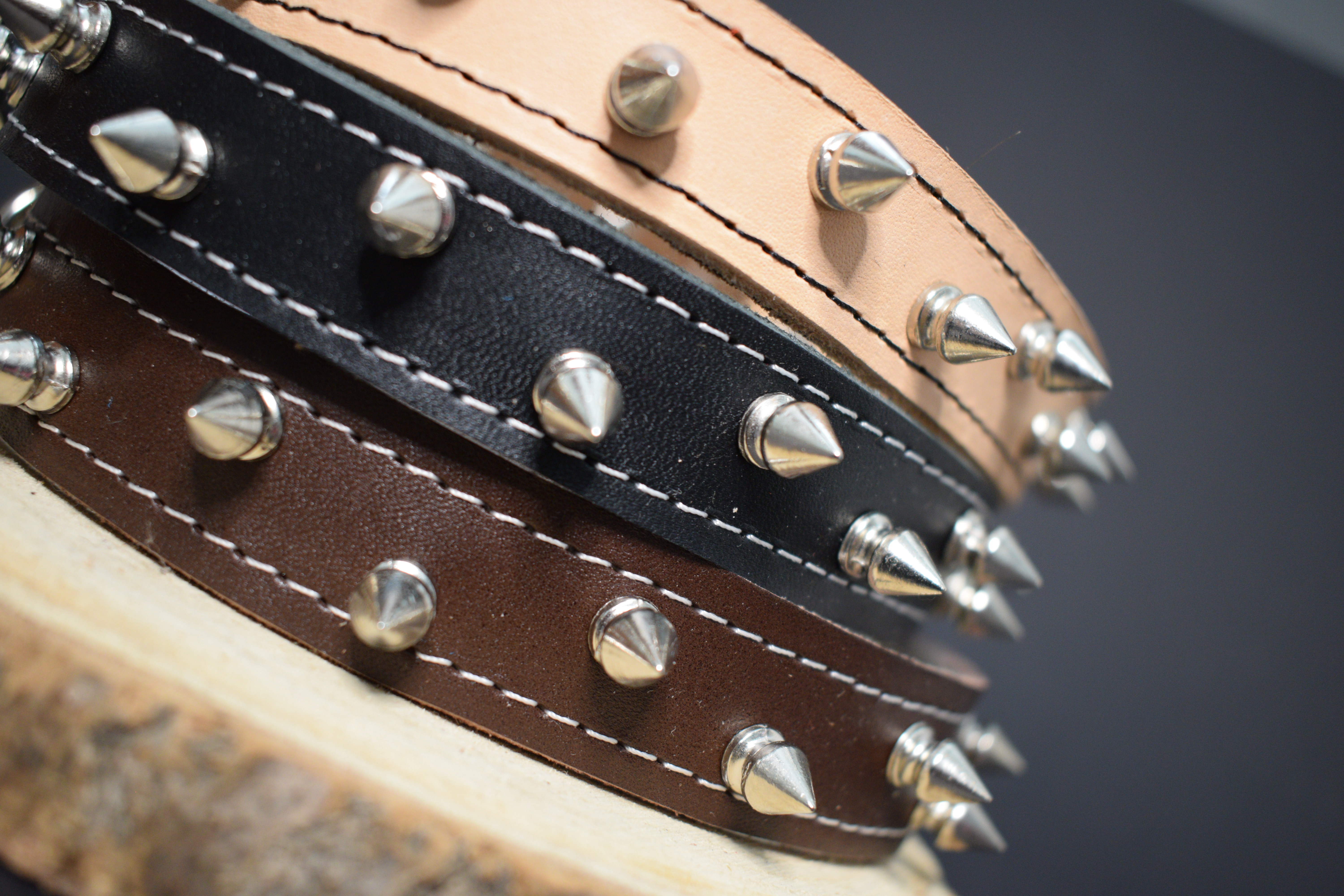 Palkar obojok z kože hladenice pre psov zdobený hrotmi 55 cm x 22 mm prírodný