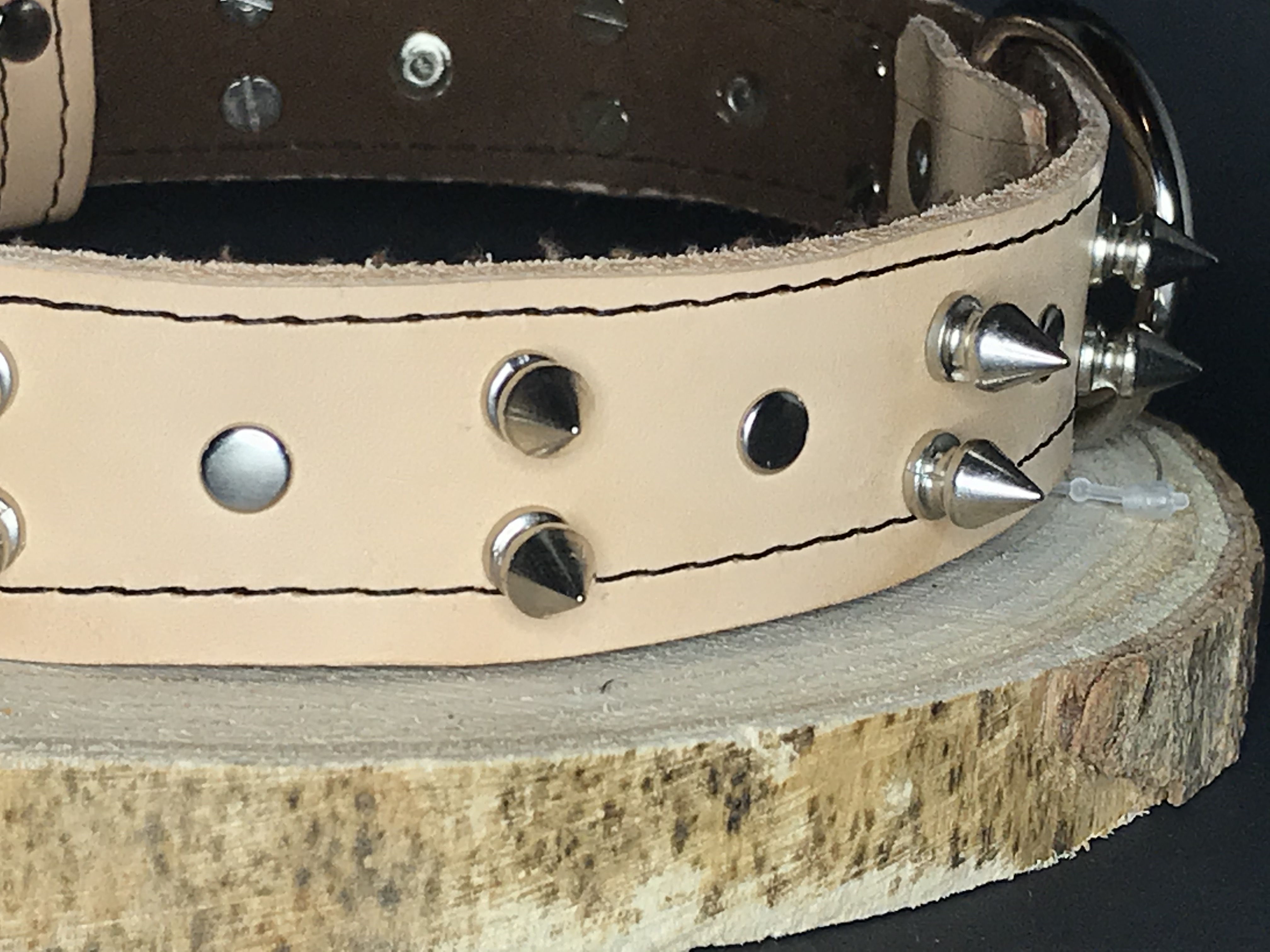 Palkar obojok z kože hladenice pre psov zdobený hrotmi 55 cm x 30 mm prírodný