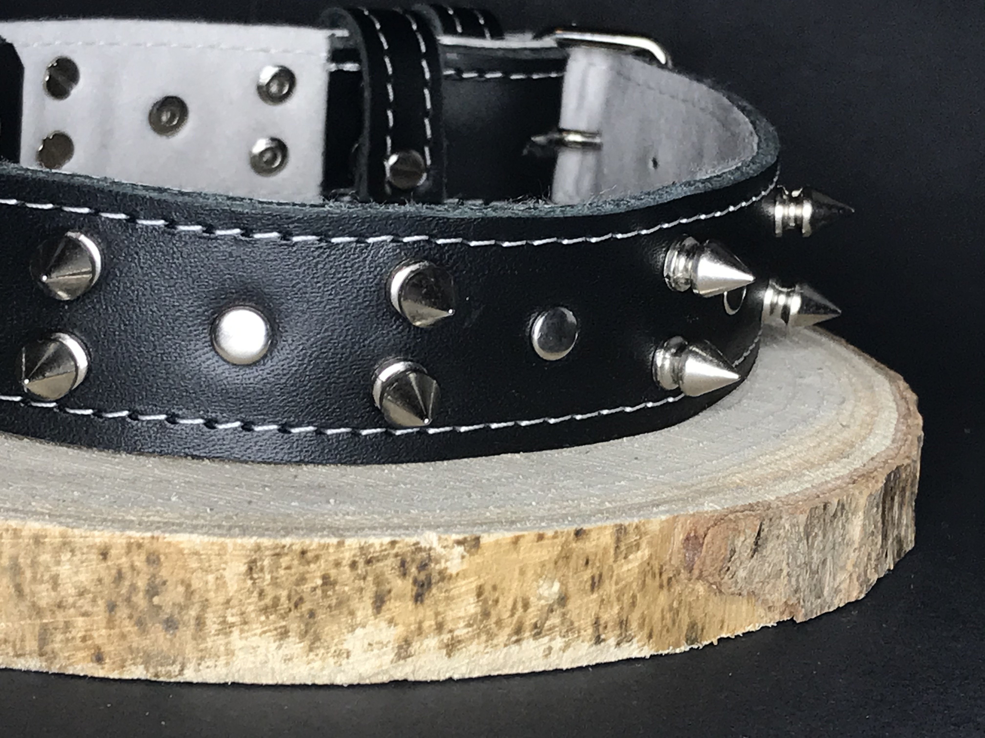 Palkar obojok z kože hladenice pre psov zdobený hrotmi 55 cm x 30 mm čierny