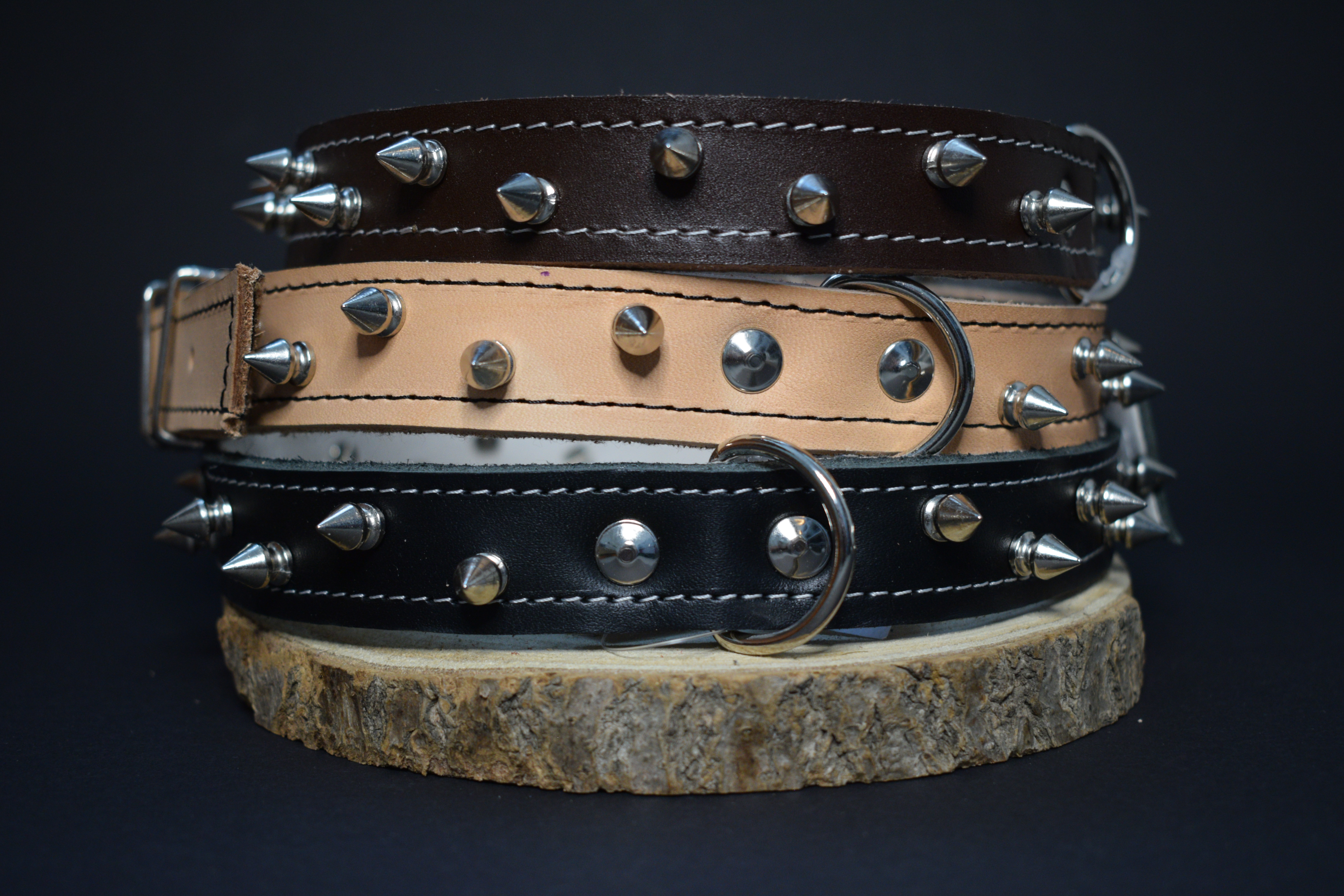 Palkar obojok z kože hladenice pre psov zdobený hrotmi 60 cm x 24 mm prírodný