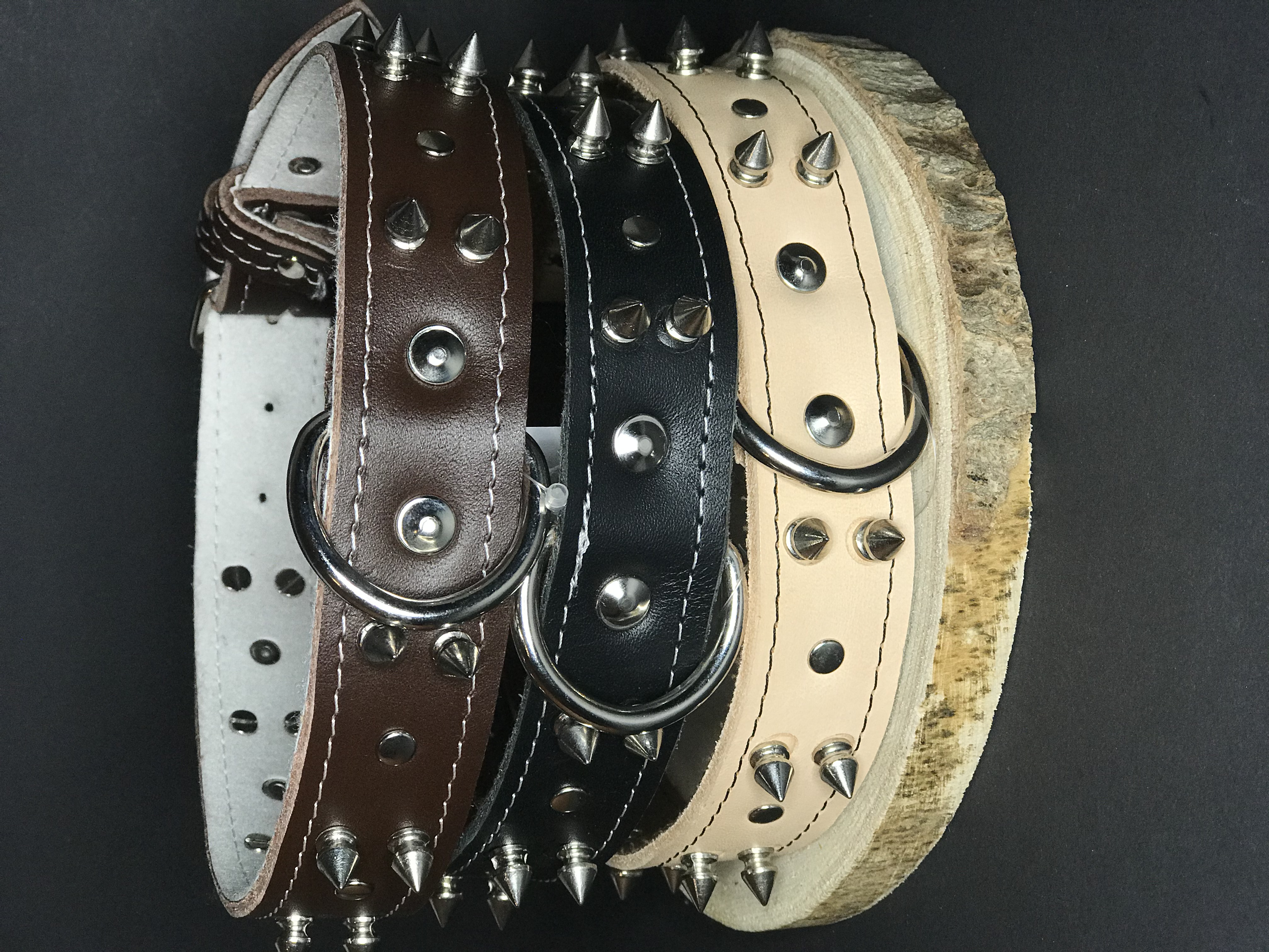 Palkar obojok z kože hladenice pre psov zdobený hrotmi 60 cm x 30 mm hnedý