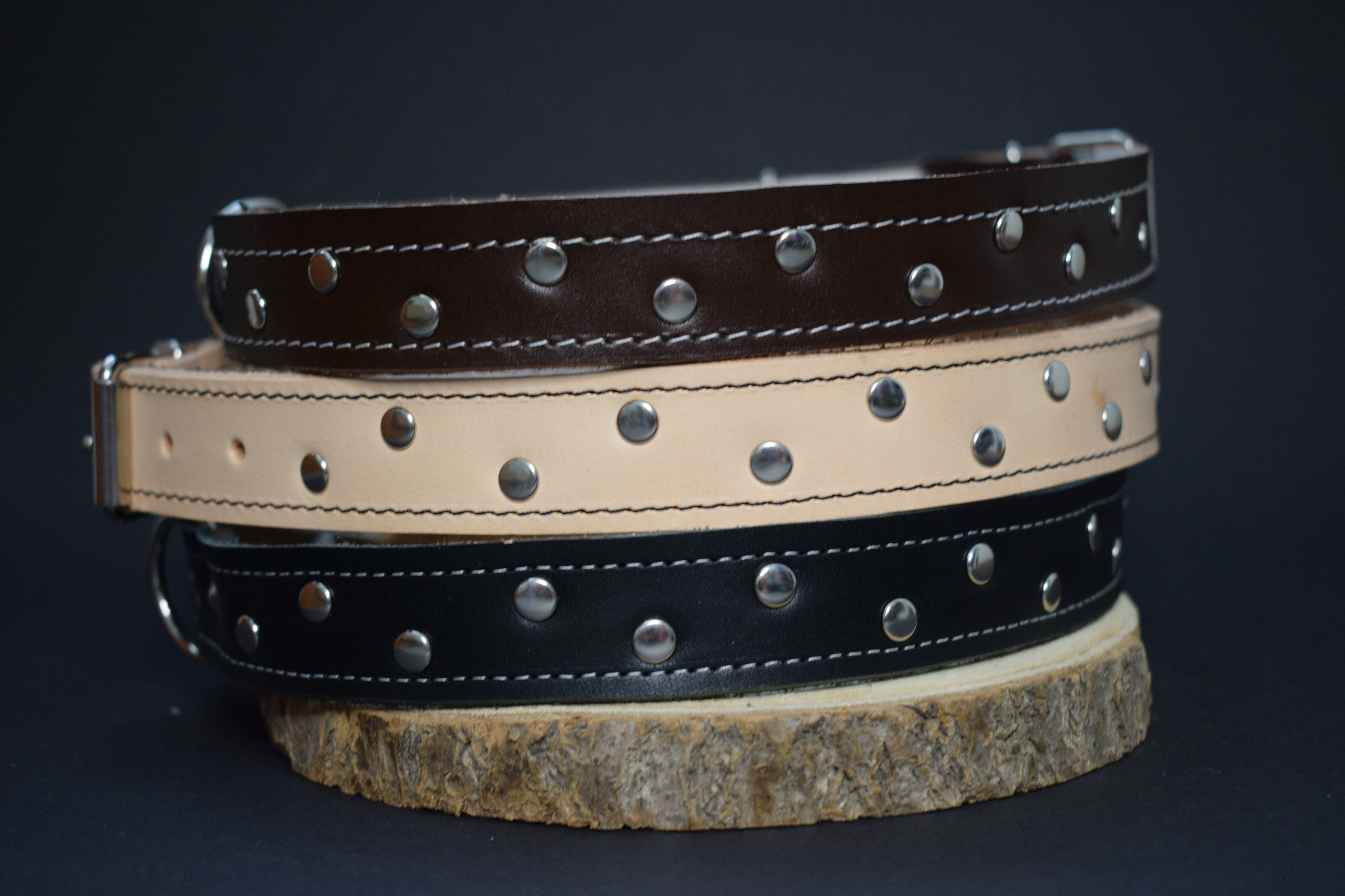 Palkar zdobený obojok z kože hladenice pre psov 65 cm x 26 mm čierny