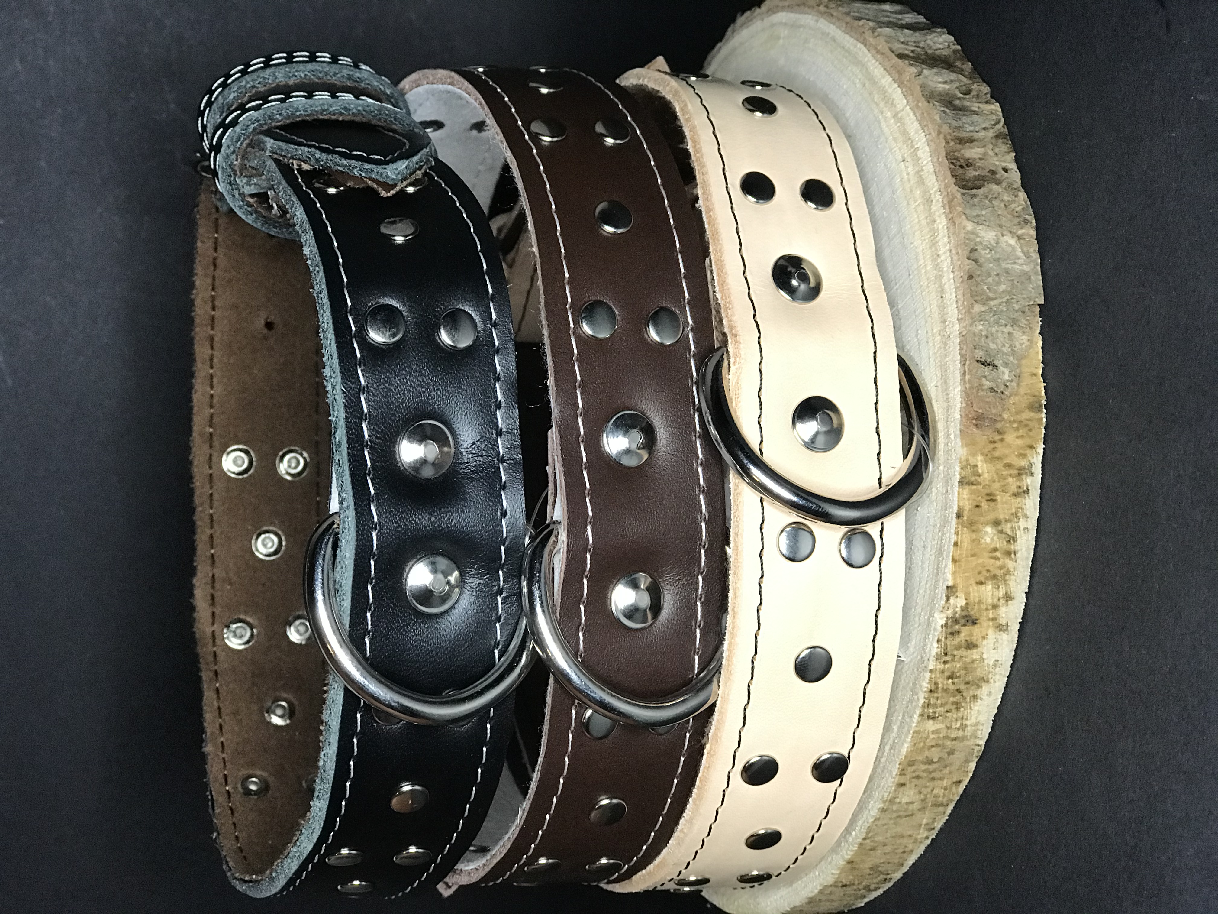 Palkar zdobený obojok z kože hladenice pre psov 65 cm x 30 mm prírodný