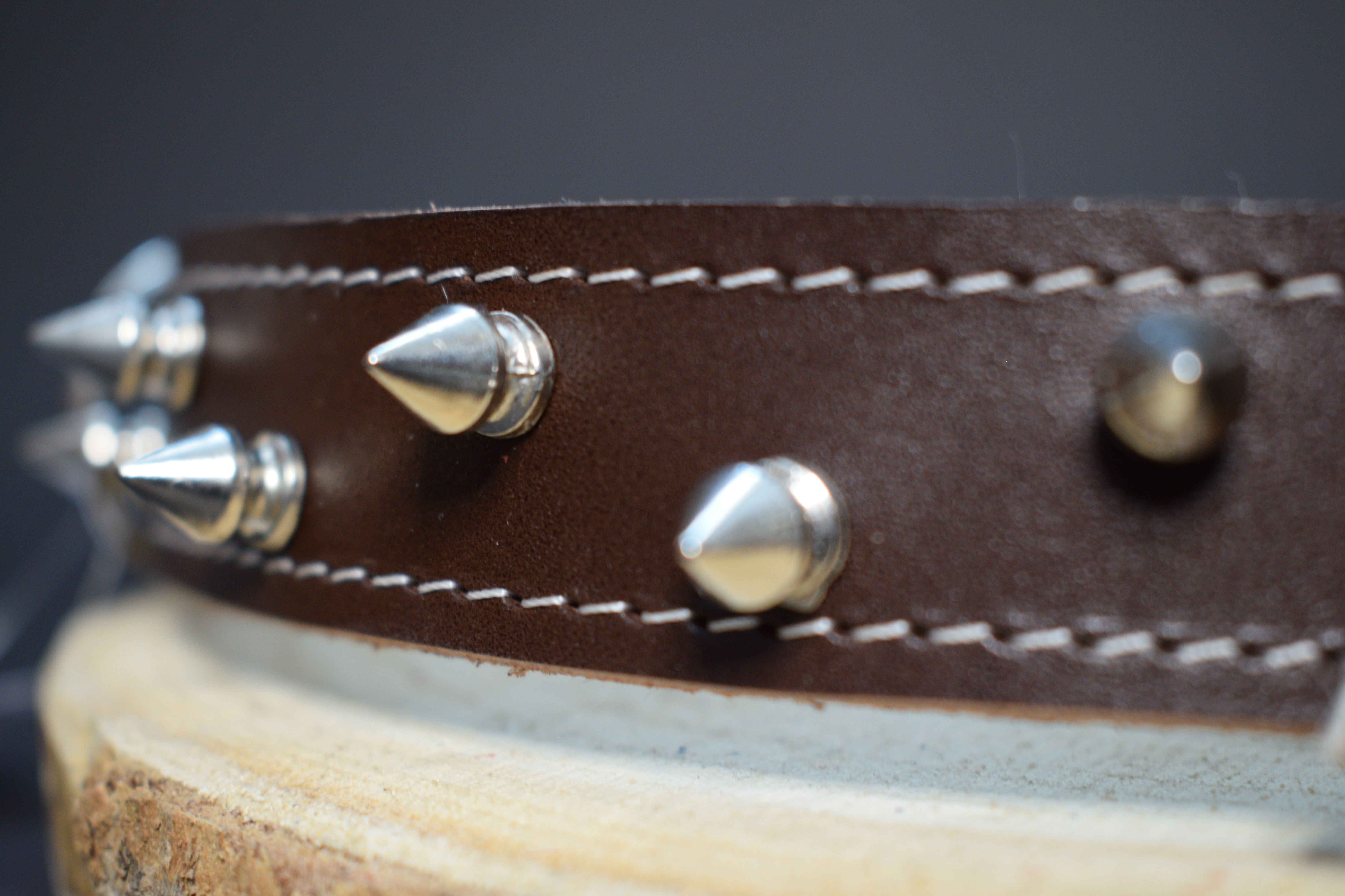 Palkar obojok z kože hladenice pre psov zdobený hrotmi 65 cm x 26 mm hnedý