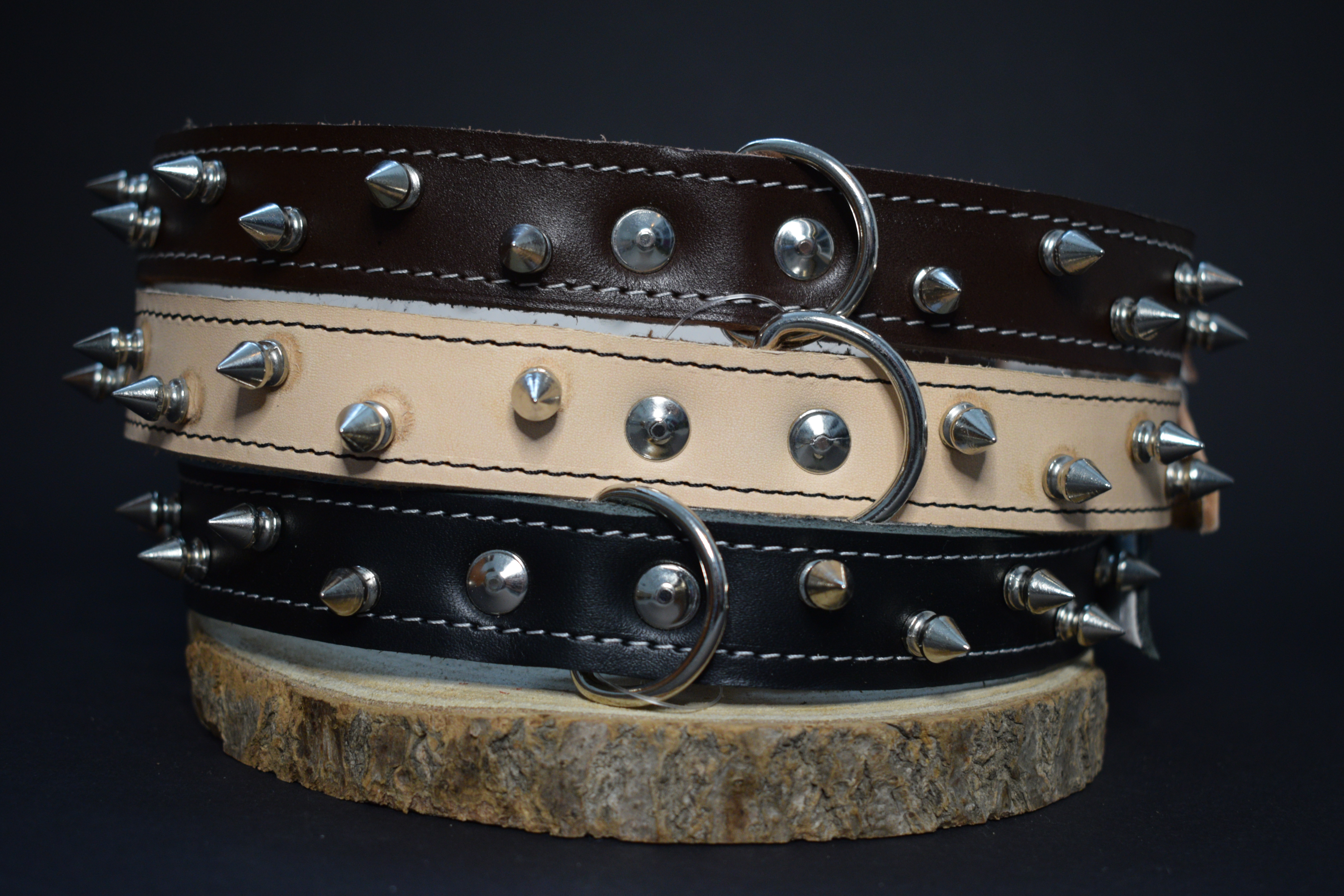 Palkar obojok z kože hladenice pre psov zdobený hrotmi 65 cm x 26 mm čierny