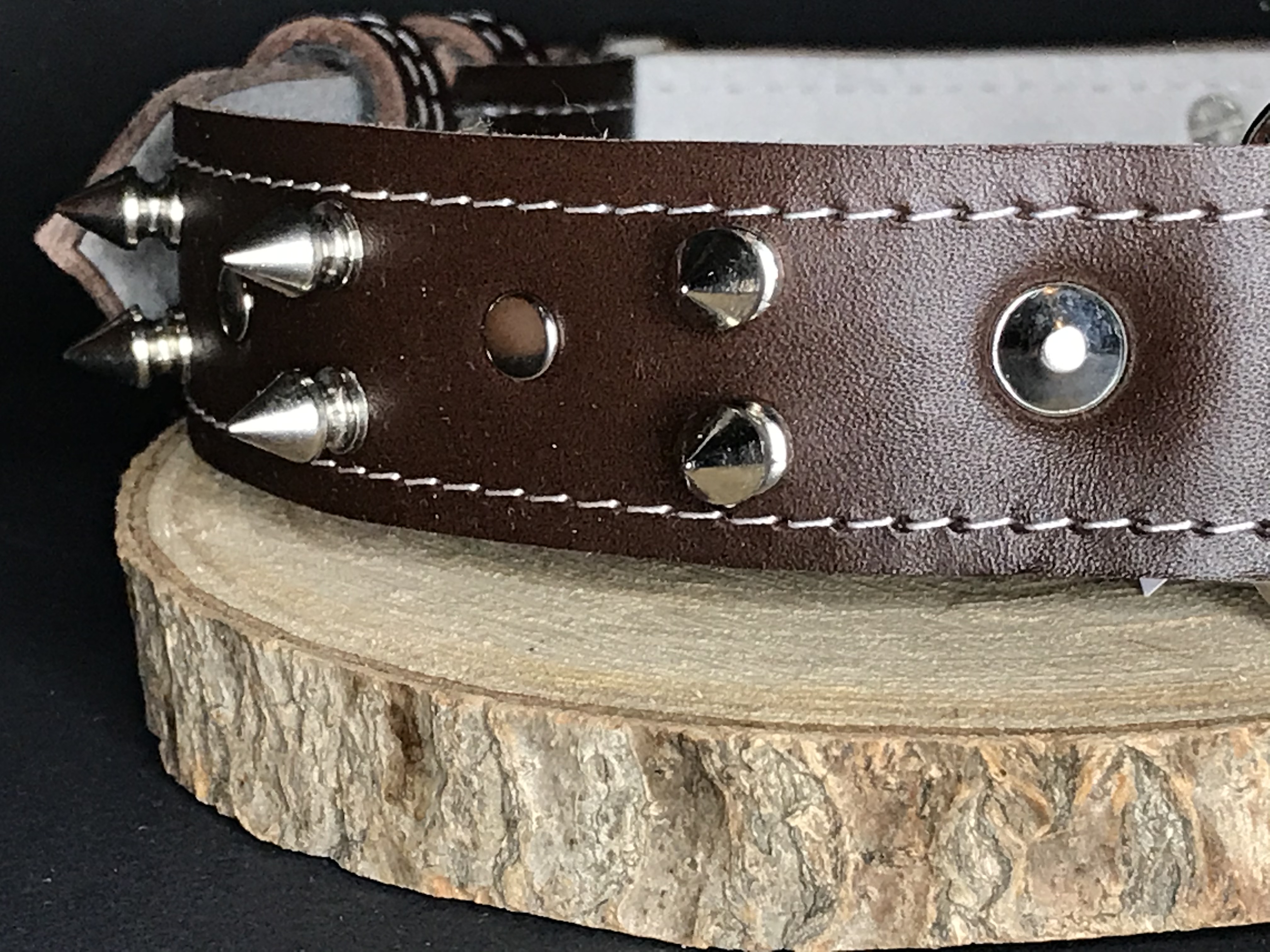 Palkar obojok z kože hladenice pre psov zdobený hrotmi 70 cm x 30 mm hnedý