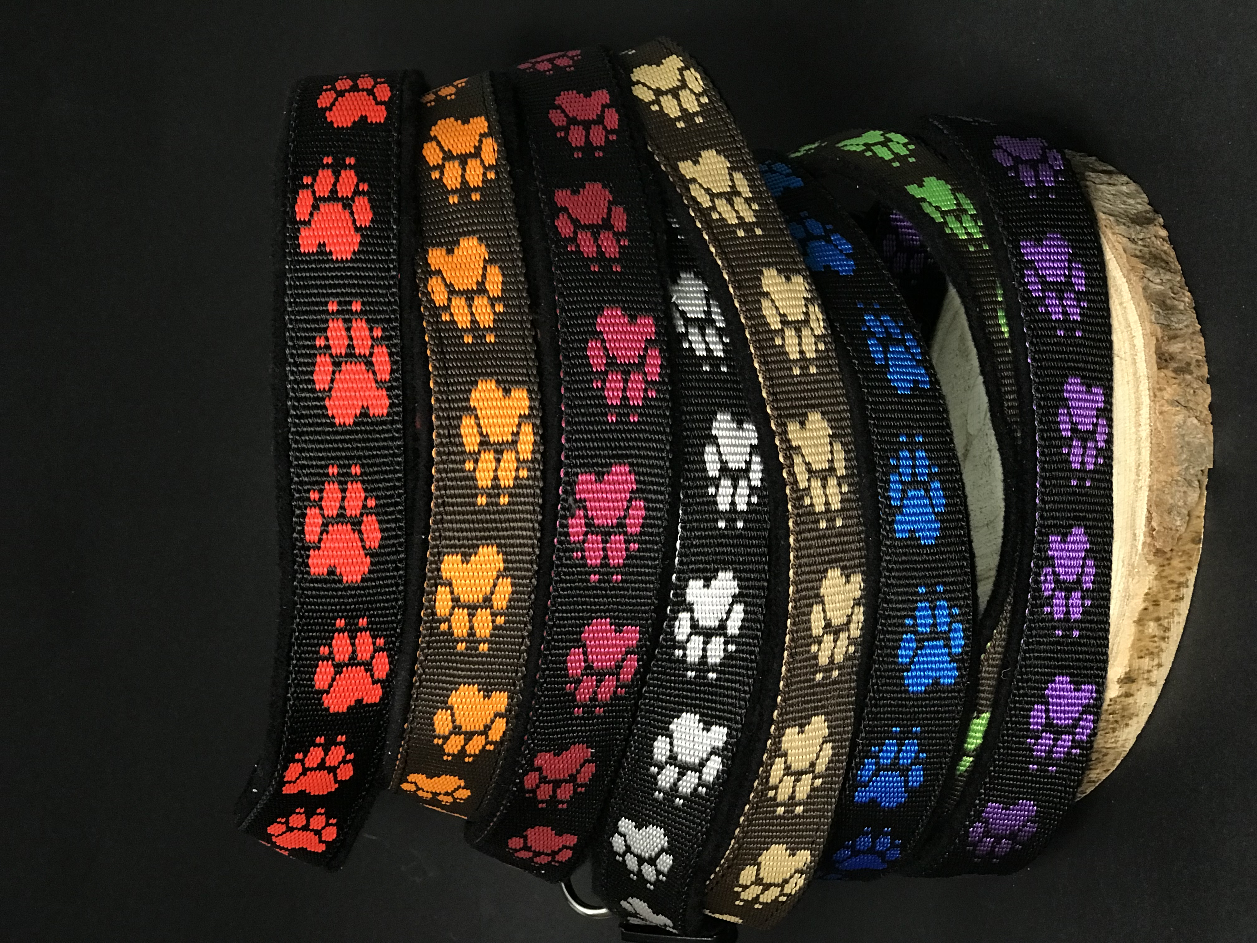 Palkar podšitý obojok z popruhu pre psov 65 cm x 25 mm čierno-biela s labkami