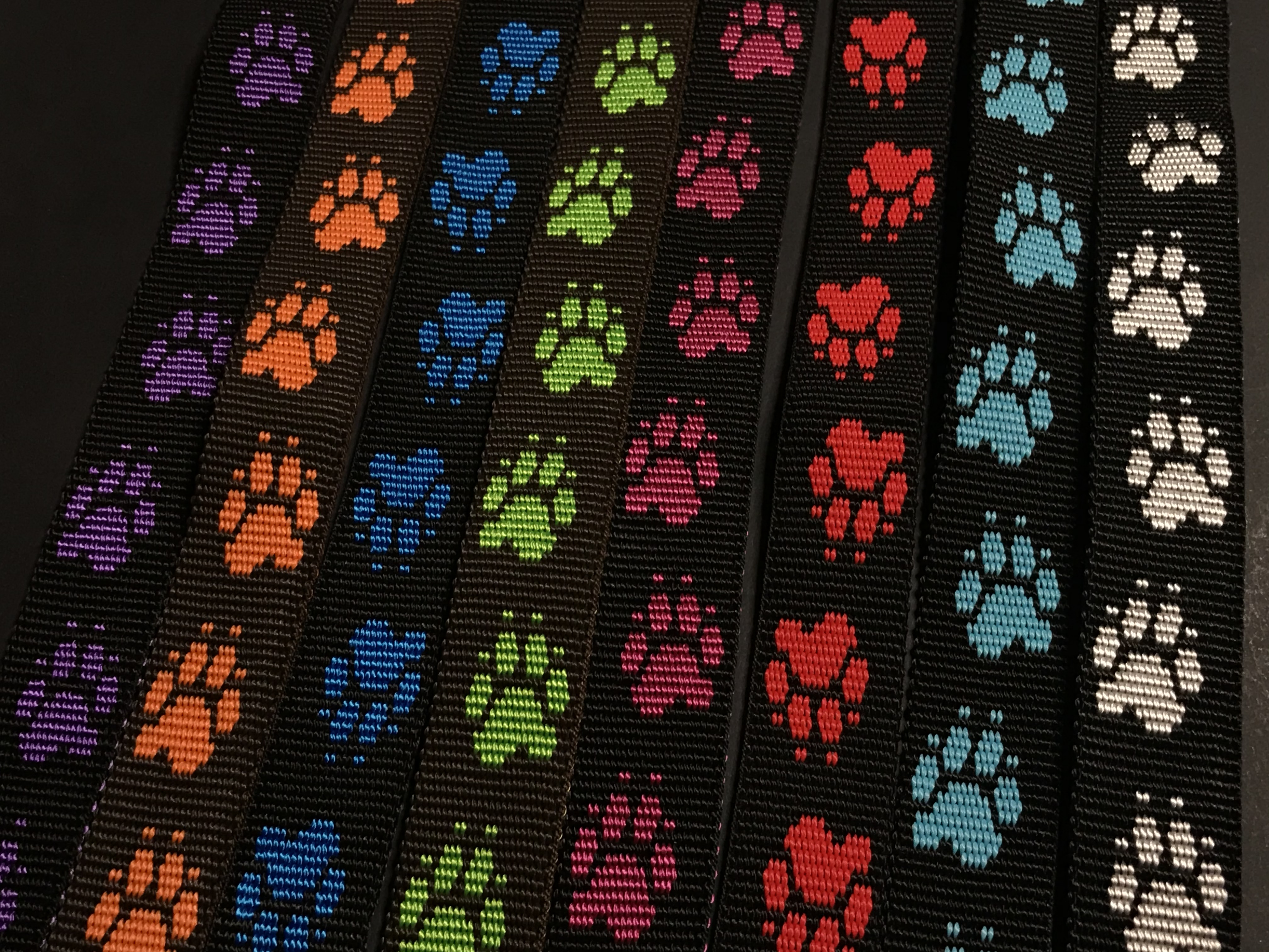 Palkar vodítko z popruhu pre psov 150 cm x 25 mm čierno-červená s labkami