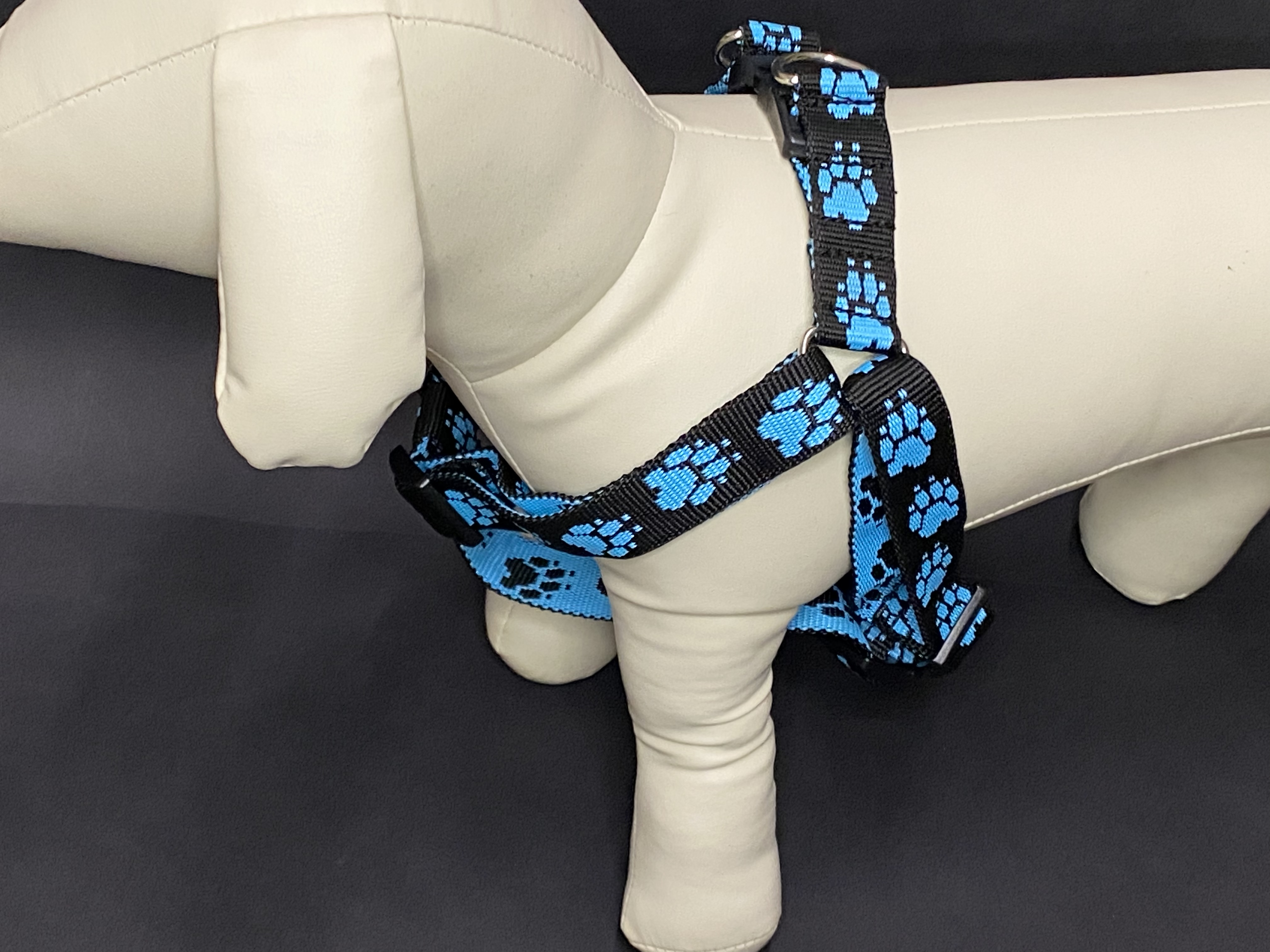 Palkar motýlik postroj pre psov 48 cm - 72 cm veľ. 4 čierno-svetlo-modrá s labkami