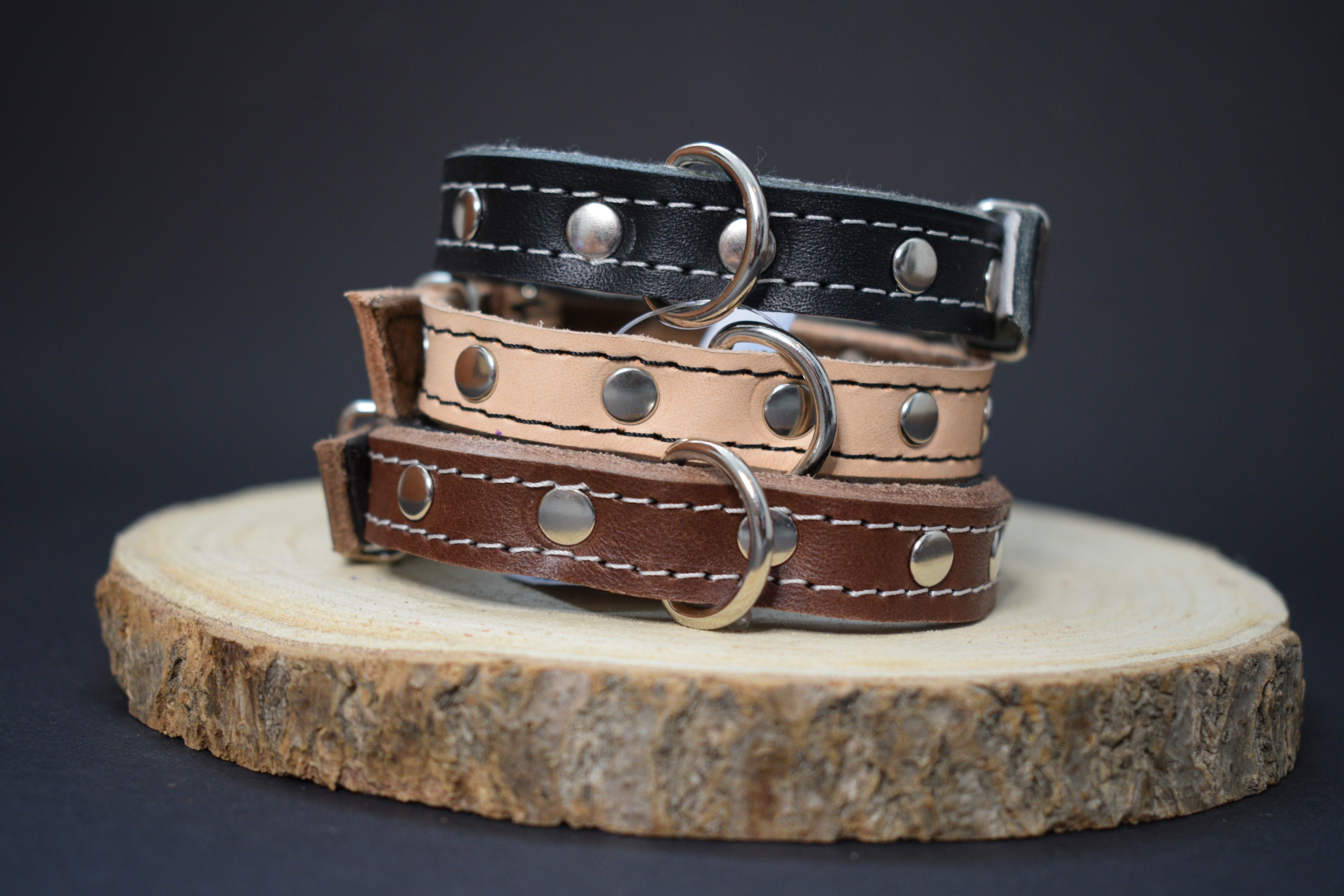 Palkar zdobený obojok z kože hladenice pre psov 30 cm x 14 mm prírodný