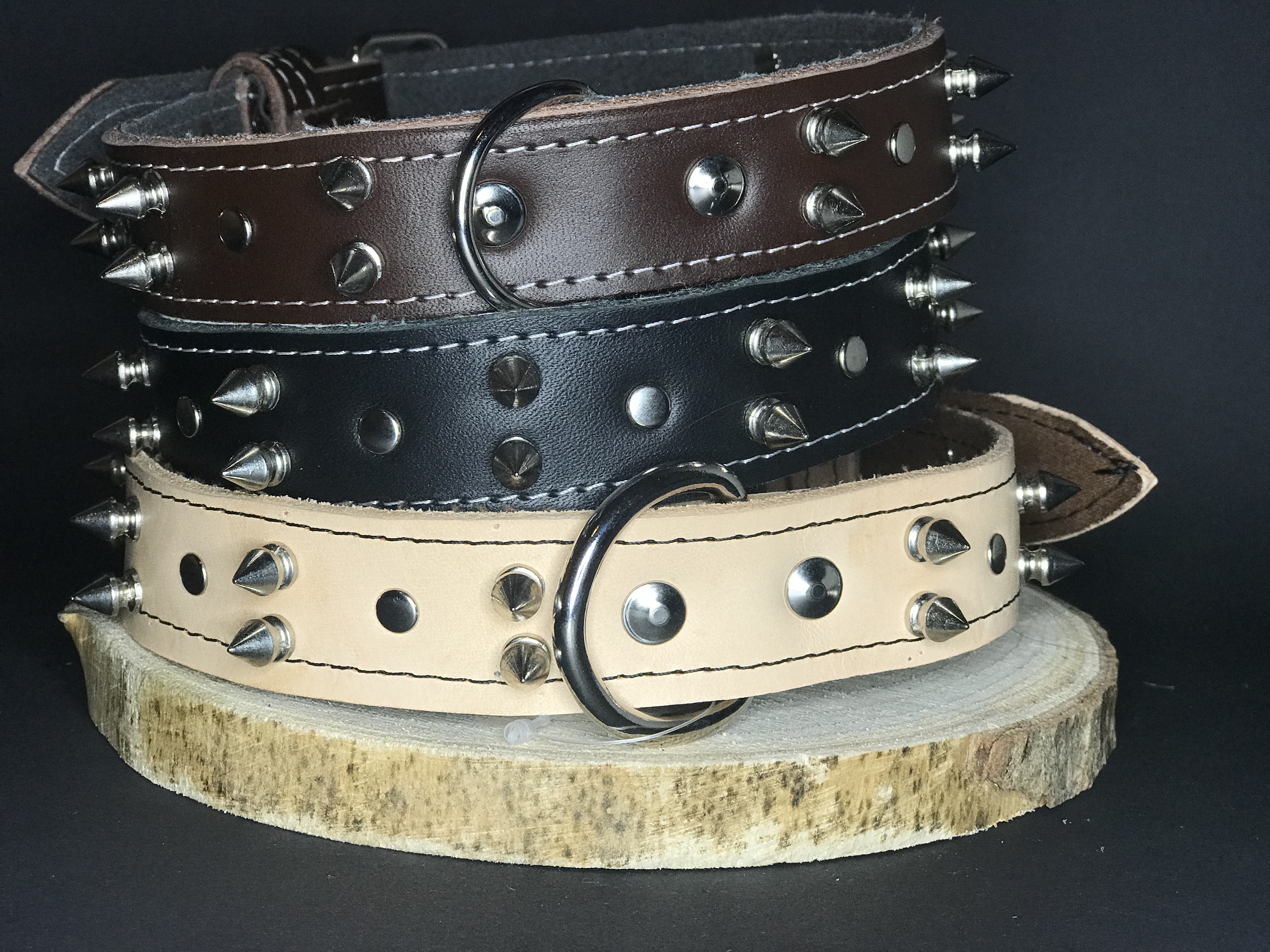 Palkar obojok z kože hladenice pre psov zdobený hrotmi 55 cm x 30 mm prírodný