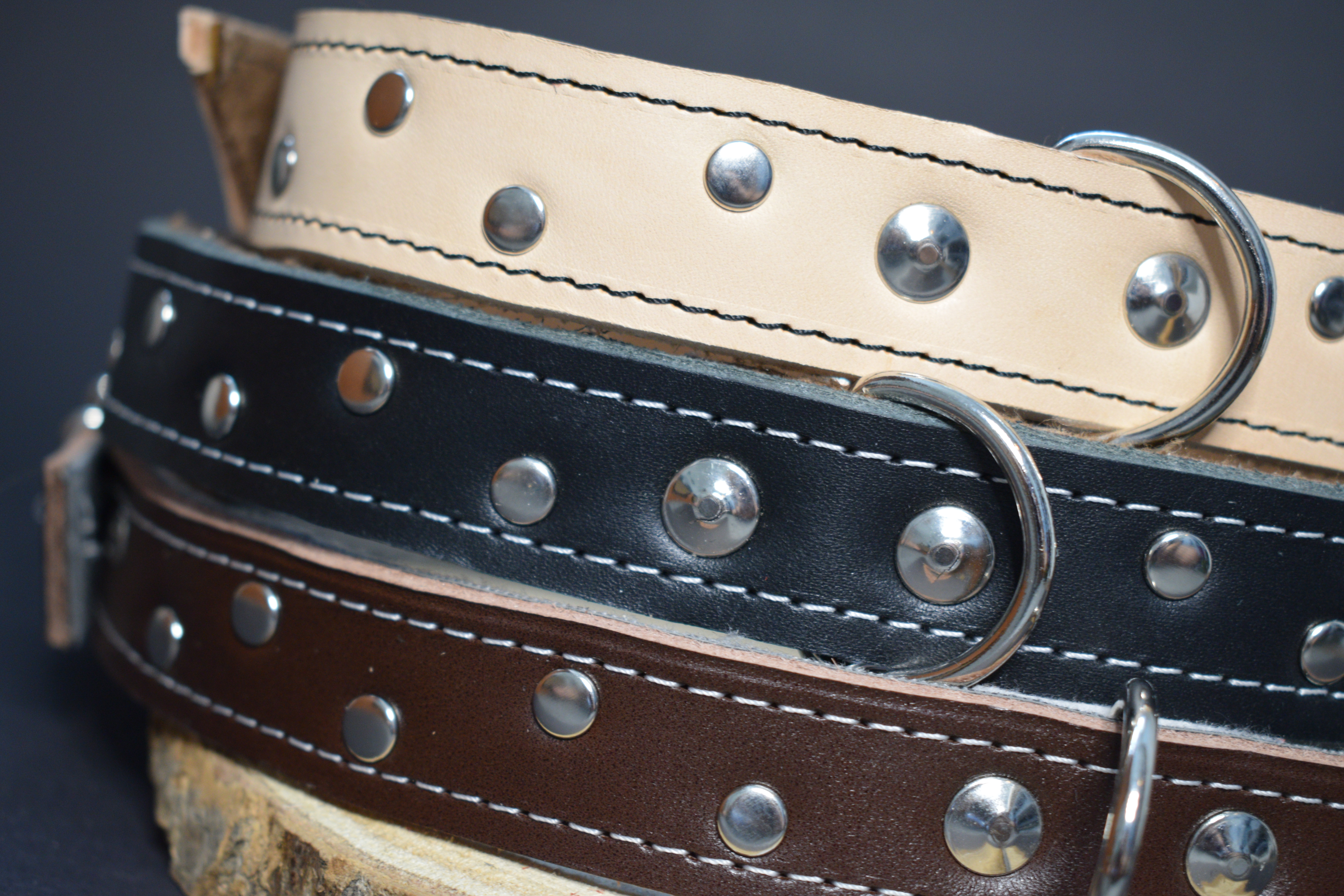 Palkar zdobený obojok z kože hladenice pre psov 60 cm x 24 mm prírodný