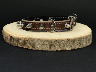Palkar obojok z kože hladenice pre psov zdobený hrotmi 35 cm x 14 mm hnedý