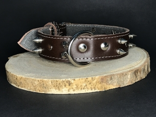 Palkar obojok z kože hladenice pre psov zdobený hrotmi 50 cm x 30 mm hnedý