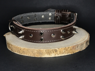 Palkar obojek z kůže hlazenice pro psy zdobený hroty 55 cm x 30 mm hnědý