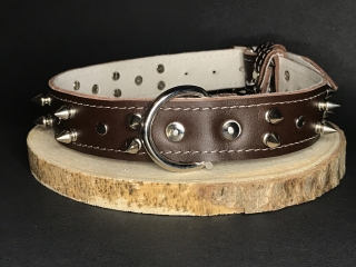 Palkar obojok z kože hladenice pre psov zdobený hrotmi 60 cm x 30 mm hnedý