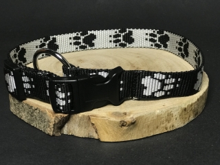 Palkar obojok z popruhu pre psov 50 cm x 20 mm čierno-biela s labkami