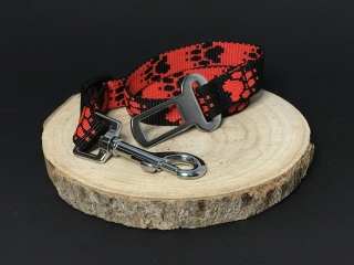 Palkar bezpečnostný pás do auta pre stredne veľké psy 55 cm x 20 mm čierno-červená s labkami