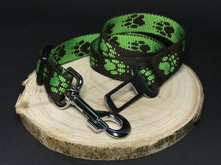 Palkar bezpečnostný pás do auta pre veľké psy 65 cm x 25 mm hnedo-zelená s labkami