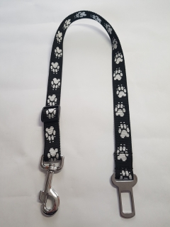Palkar bezpečnostný pás do auta pre veľké psy 65 cm x 25 mm čierno-biela s labkami