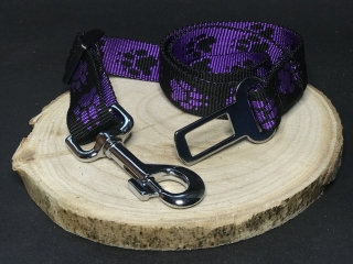 Palkar bezpečnostný pás do auta pre veľké psy 65 cm x 25 mm čierno-fialová s labkami