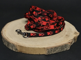 Palkar vodítko z popruhu pre psov 150 cm x 10 mm čierno-červená s labkami