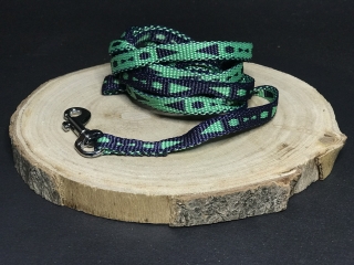 Palkar vodítko z popruhu pre psov 150 cm x 10 mm modro-zelená s šípkami