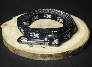 Palkar vodítko z popruhu pre psov 150 cm x 16 mm čierno-biela s labkami