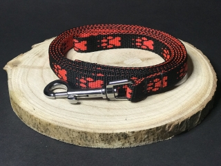 Palkar vodítko z popruhu pre psov 150 cm x 16 mm černo-červená s labkami