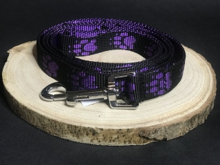 Palkar vodítko z popruhu pre psov 150 cm x 20 mm čierno-fialová s labkami