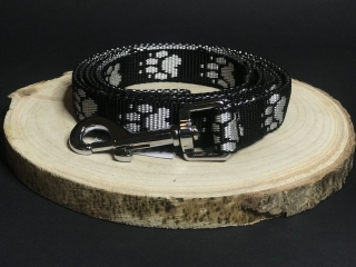 Palkar vodítko z popruhu pre psov 150 cm x 20 mm čierno-biela s labkami