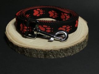 Palkar vodítko z popruhu pre psov 150 cm x 25 mm čierno-červená s labkami