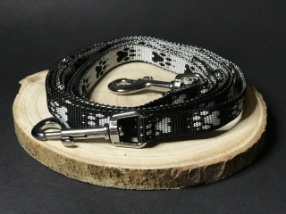 Palkar vodítko prepínacie z popruhu pre psov 250 cm x 16 mm čierno-biela s labkami