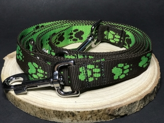 Palkar vodítko prepínacie z popruhu pre psov 250 cm x 25 mm zeleno-hnedá s labkami